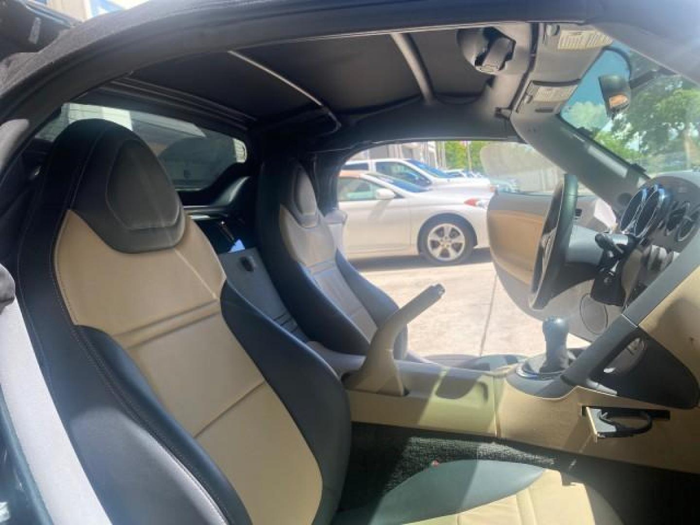 2006 Envious Emerald Green Met /Steel/Sand Pontiac Solstice 1 OWNER LOW MILES 17,744 (1G2MB35B76Y) with an Ecotec 2.4L DOHC 4-Cyl SFI Aluminum Engine engine, Manual transmission, located at 4701 North Dixie Hwy, Pompano Beach, FL, 33064, (954) 422-2889, 26.240938, -80.123474 - OUR WEBPAGE FLORIDACARS1.COM HAS OVER 100 PHOTOS AND FREE CARFAX LINK 2006 PONTIAC SOLSTICE VIN: 1G2MB35B76Y116186 1 G 2 M B 3 5 B 7 6 Y 1 1 6 1 8 6 CONVERTIBLE 2.4L I4 F DOHC GASOLINE REAR WHEEL DRIVE Top Features Alloy Wheels Bluetooth Technology Convenience Package Leather Seats Soft Top Basic Fe - Photo#12