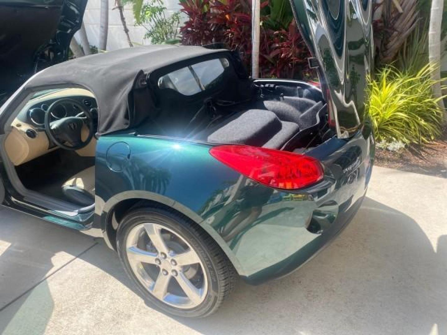 2006 Envious Emerald Green Met /Steel/Sand Pontiac Solstice 1 OWNER LOW MILES 17,744 (1G2MB35B76Y) with an Ecotec 2.4L DOHC 4-Cyl SFI Aluminum Engine engine, Manual transmission, located at 4701 North Dixie Hwy, Pompano Beach, FL, 33064, (954) 422-2889, 26.240938, -80.123474 - OUR WEBPAGE FLORIDACARS1.COM HAS OVER 100 PHOTOS AND FREE CARFAX LINK 2006 PONTIAC SOLSTICE VIN: 1G2MB35B76Y116186 1 G 2 M B 3 5 B 7 6 Y 1 1 6 1 8 6 CONVERTIBLE 2.4L I4 F DOHC GASOLINE REAR WHEEL DRIVE Top Features Alloy Wheels Bluetooth Technology Convenience Package Leather Seats Soft Top Basic Fe - Photo#13