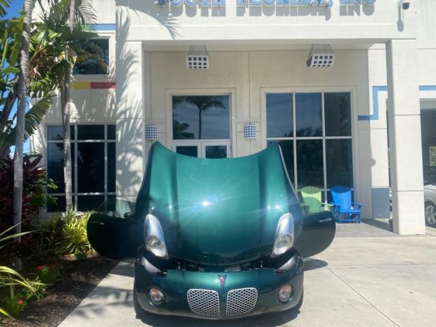 2006 Envious Emerald Green Met /Steel/Sand Pontiac Solstice 1 OWNER LOW MILES 17,744 (1G2MB35B76Y) with an Ecotec 2.4L DOHC 4-Cyl SFI Aluminum Engine engine, Manual transmission, located at 4701 North Dixie Hwy, Pompano Beach, FL, 33064, (954) 422-2889, 26.240938, -80.123474 - OUR WEBPAGE FLORIDACARS1.COM HAS OVER 100 PHOTOS AND FREE CARFAX LINK 2006 PONTIAC SOLSTICE VIN: 1G2MB35B76Y116186 1 G 2 M B 3 5 B 7 6 Y 1 1 6 1 8 6 CONVERTIBLE 2.4L I4 F DOHC GASOLINE REAR WHEEL DRIVE Top Features Alloy Wheels Bluetooth Technology Convenience Package Leather Seats Soft Top Basic Fe - Photo#16