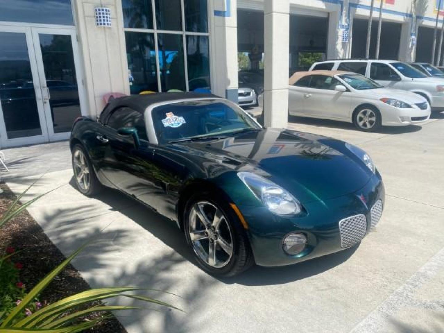 2006 Envious Emerald Green Met /Steel/Sand Pontiac Solstice 1 OWNER LOW MILES 17,744 (1G2MB35B76Y) with an Ecotec 2.4L DOHC 4-Cyl SFI Aluminum Engine engine, Manual transmission, located at 4701 North Dixie Hwy, Pompano Beach, FL, 33064, (954) 422-2889, 26.240938, -80.123474 - OUR WEBPAGE FLORIDACARS1.COM HAS OVER 100 PHOTOS AND FREE CARFAX LINK 2006 PONTIAC SOLSTICE VIN: 1G2MB35B76Y116186 1 G 2 M B 3 5 B 7 6 Y 1 1 6 1 8 6 CONVERTIBLE 2.4L I4 F DOHC GASOLINE REAR WHEEL DRIVE Top Features Alloy Wheels Bluetooth Technology Convenience Package Leather Seats Soft Top Basic Fe - Photo#24