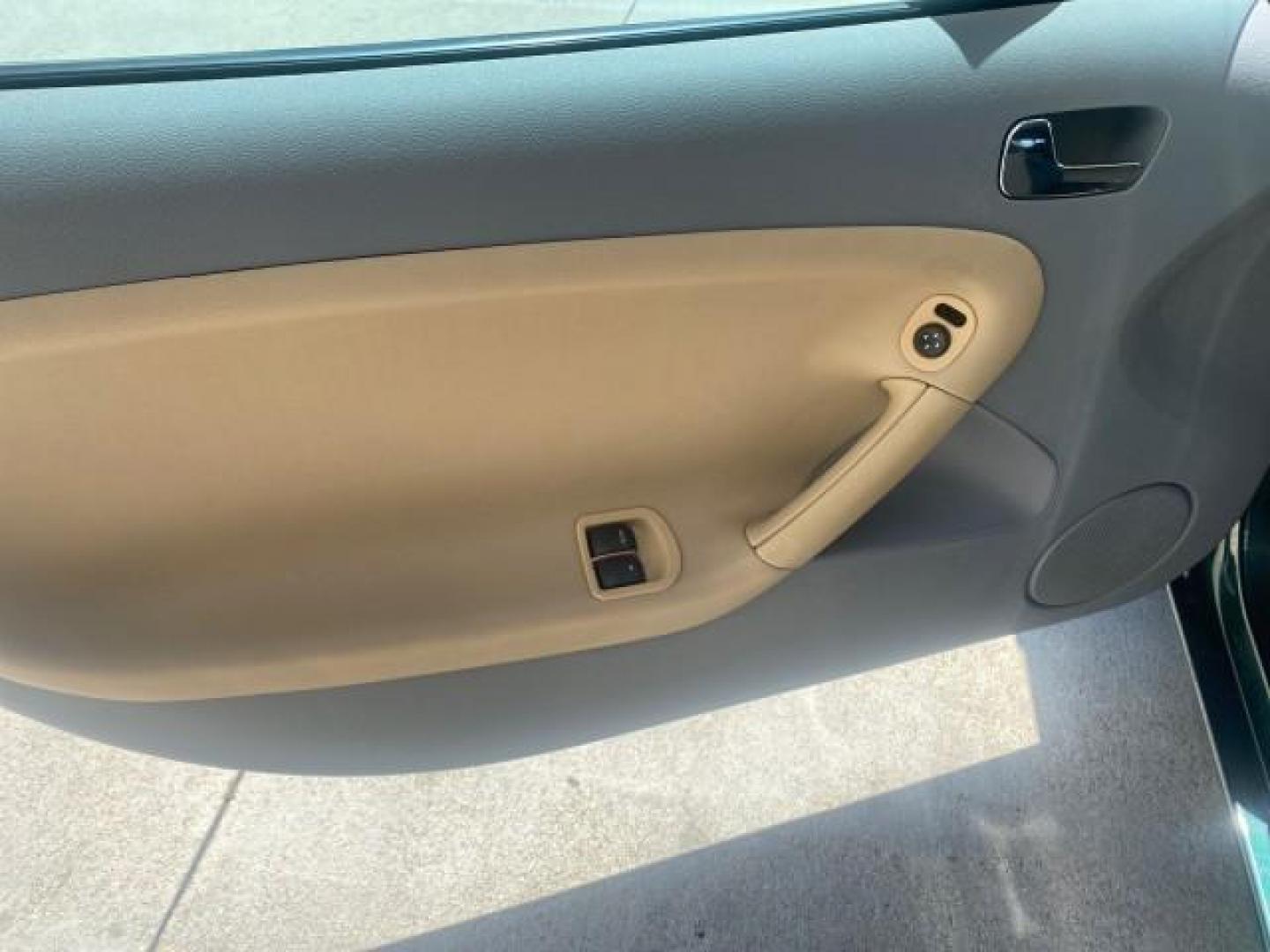 2006 Envious Emerald Green Met /Steel/Sand Pontiac Solstice 1 OWNER LOW MILES 17,744 (1G2MB35B76Y) with an Ecotec 2.4L DOHC 4-Cyl SFI Aluminum Engine engine, Manual transmission, located at 4701 North Dixie Hwy, Pompano Beach, FL, 33064, (954) 422-2889, 26.240938, -80.123474 - OUR WEBPAGE FLORIDACARS1.COM HAS OVER 100 PHOTOS AND FREE CARFAX LINK 2006 PONTIAC SOLSTICE VIN: 1G2MB35B76Y116186 1 G 2 M B 3 5 B 7 6 Y 1 1 6 1 8 6 CONVERTIBLE 2.4L I4 F DOHC GASOLINE REAR WHEEL DRIVE Top Features Alloy Wheels Bluetooth Technology Convenience Package Leather Seats Soft Top Basic Fe - Photo#31