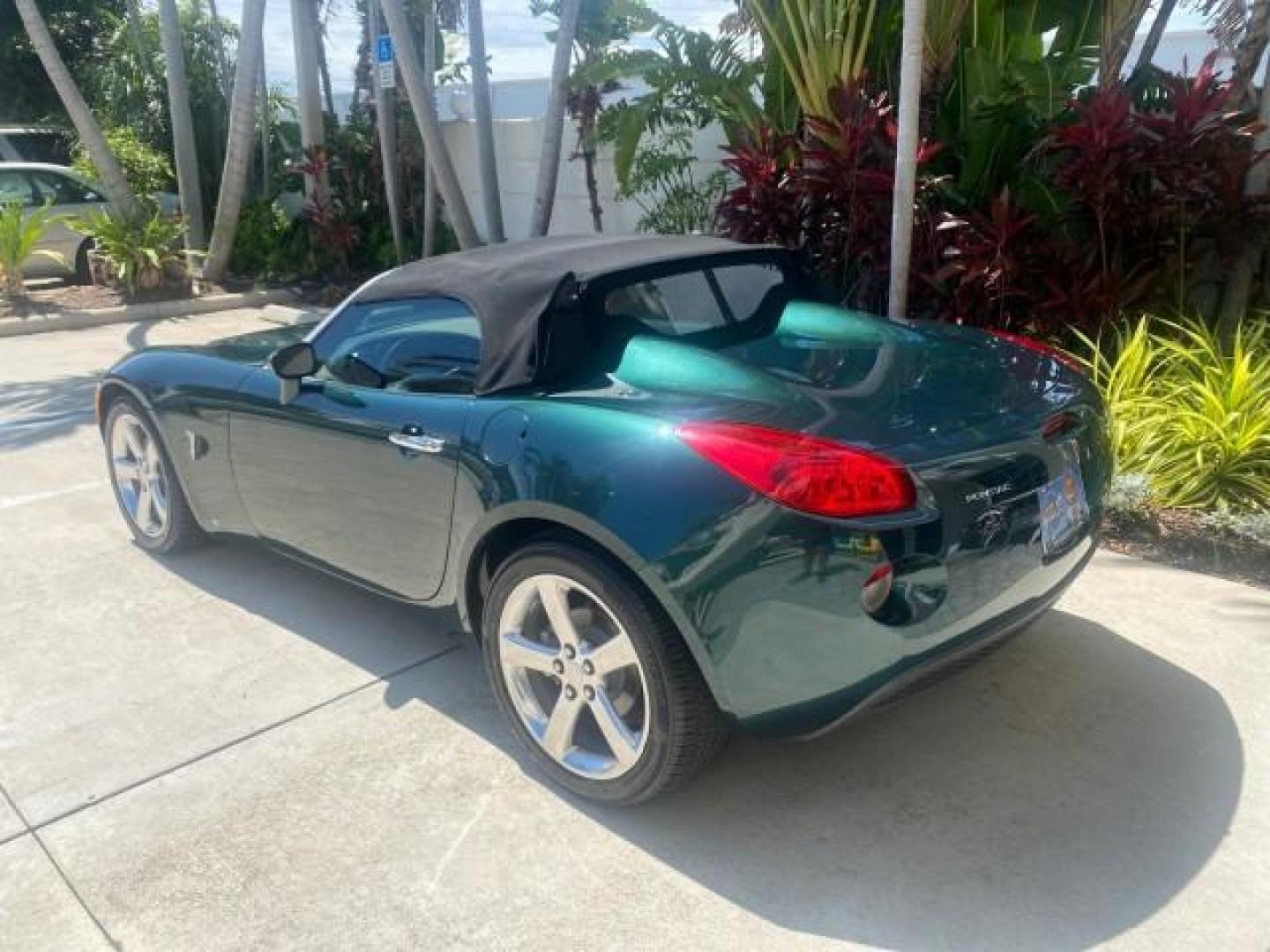 2006 Envious Emerald Green Met /Steel/Sand Pontiac Solstice 1 OWNER LOW MILES 17,744 (1G2MB35B76Y) with an Ecotec 2.4L DOHC 4-Cyl SFI Aluminum Engine engine, Manual transmission, located at 4701 North Dixie Hwy, Pompano Beach, FL, 33064, (954) 422-2889, 26.240938, -80.123474 - OUR WEBPAGE FLORIDACARS1.COM HAS OVER 100 PHOTOS AND FREE CARFAX LINK 2006 PONTIAC SOLSTICE VIN: 1G2MB35B76Y116186 1 G 2 M B 3 5 B 7 6 Y 1 1 6 1 8 6 CONVERTIBLE 2.4L I4 F DOHC GASOLINE REAR WHEEL DRIVE Top Features Alloy Wheels Bluetooth Technology Convenience Package Leather Seats Soft Top Basic Fe - Photo#65