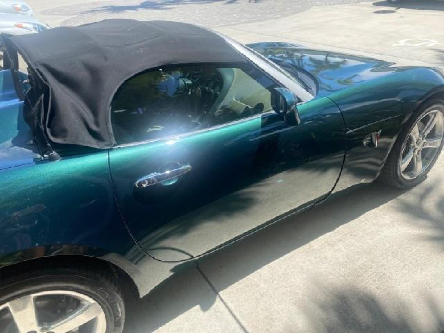2006 Envious Emerald Green Met /Steel/Sand Pontiac Solstice 1 OWNER LOW MILES 17,744 (1G2MB35B76Y) with an Ecotec 2.4L DOHC 4-Cyl SFI Aluminum Engine engine, Manual transmission, located at 4701 North Dixie Hwy, Pompano Beach, FL, 33064, (954) 422-2889, 26.240938, -80.123474 - OUR WEBPAGE FLORIDACARS1.COM HAS OVER 100 PHOTOS AND FREE CARFAX LINK 2006 PONTIAC SOLSTICE VIN: 1G2MB35B76Y116186 1 G 2 M B 3 5 B 7 6 Y 1 1 6 1 8 6 CONVERTIBLE 2.4L I4 F DOHC GASOLINE REAR WHEEL DRIVE Top Features Alloy Wheels Bluetooth Technology Convenience Package Leather Seats Soft Top Basic Fe - Photo#76