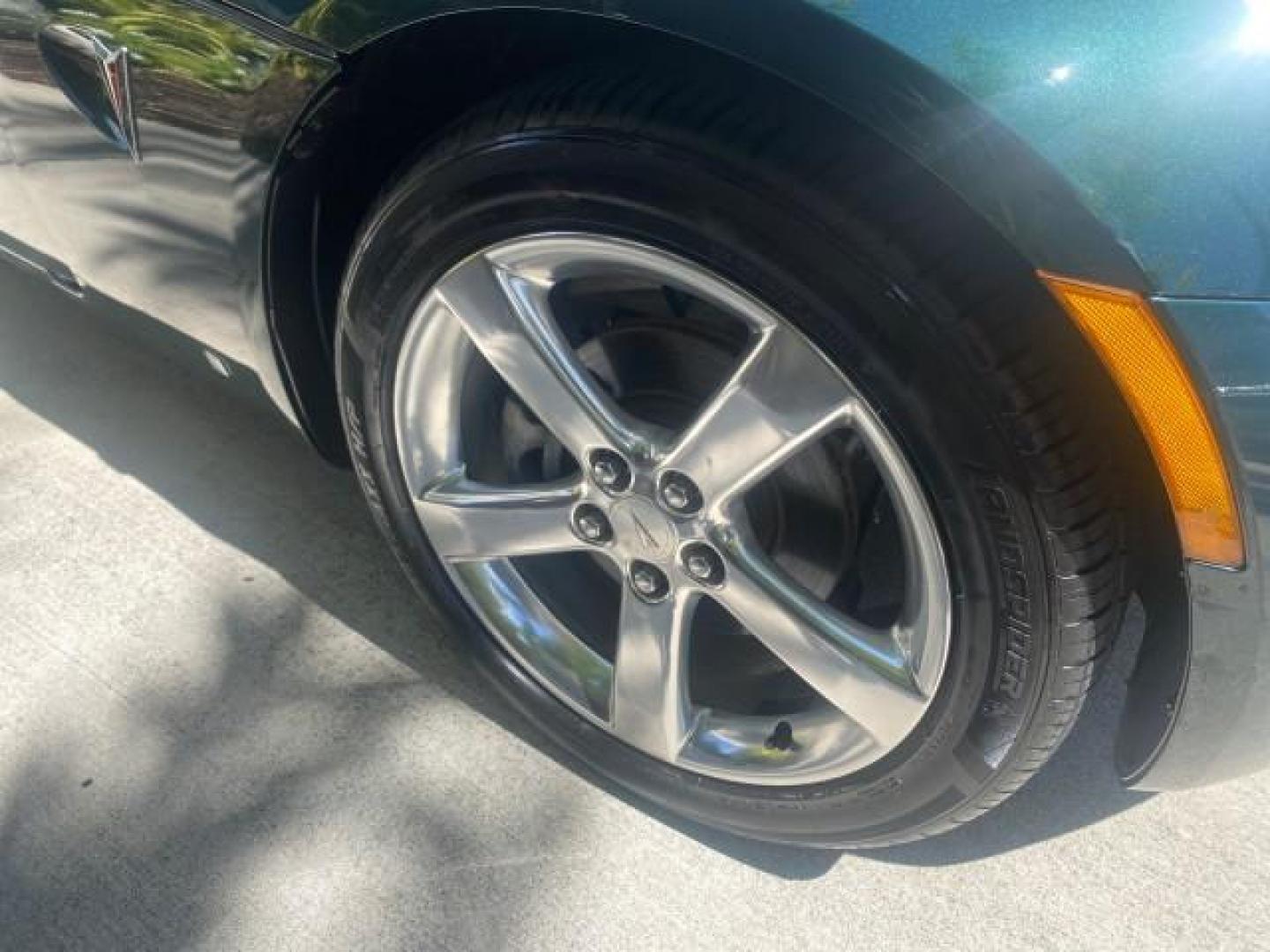 2006 Envious Emerald Green Met /Steel/Sand Pontiac Solstice 1 OWNER LOW MILES 17,744 (1G2MB35B76Y) with an Ecotec 2.4L DOHC 4-Cyl SFI Aluminum Engine engine, Manual transmission, located at 4701 North Dixie Hwy, Pompano Beach, FL, 33064, (954) 422-2889, 26.240938, -80.123474 - OUR WEBPAGE FLORIDACARS1.COM HAS OVER 100 PHOTOS AND FREE CARFAX LINK 2006 PONTIAC SOLSTICE VIN: 1G2MB35B76Y116186 1 G 2 M B 3 5 B 7 6 Y 1 1 6 1 8 6 CONVERTIBLE 2.4L I4 F DOHC GASOLINE REAR WHEEL DRIVE Top Features Alloy Wheels Bluetooth Technology Convenience Package Leather Seats Soft Top Basic Fe - Photo#93