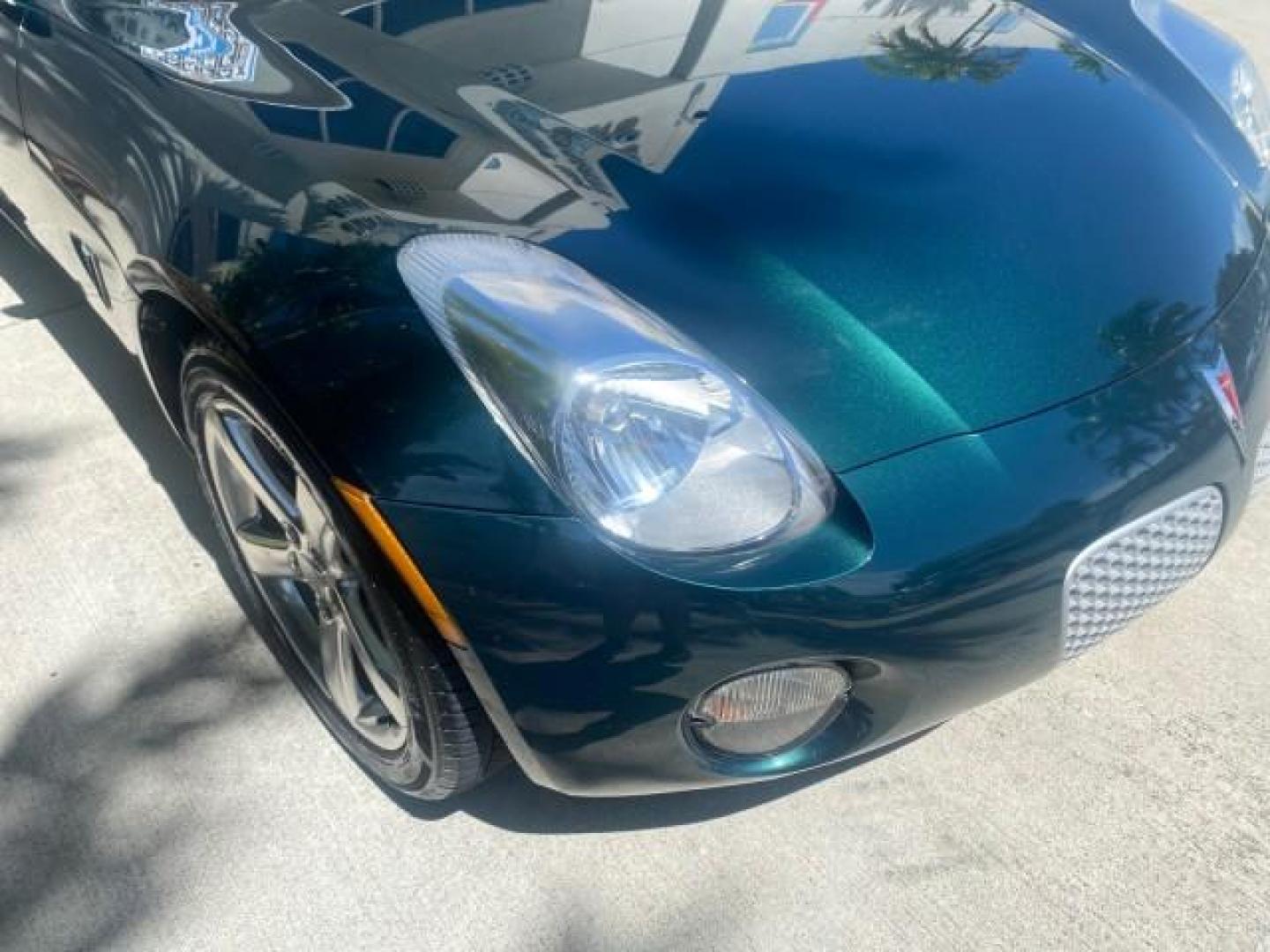 2006 Envious Emerald Green Met /Steel/Sand Pontiac Solstice 1 OWNER LOW MILES 17,744 (1G2MB35B76Y) with an Ecotec 2.4L DOHC 4-Cyl SFI Aluminum Engine engine, Manual transmission, located at 4701 North Dixie Hwy, Pompano Beach, FL, 33064, (954) 422-2889, 26.240938, -80.123474 - OUR WEBPAGE FLORIDACARS1.COM HAS OVER 100 PHOTOS AND FREE CARFAX LINK 2006 PONTIAC SOLSTICE VIN: 1G2MB35B76Y116186 1 G 2 M B 3 5 B 7 6 Y 1 1 6 1 8 6 CONVERTIBLE 2.4L I4 F DOHC GASOLINE REAR WHEEL DRIVE Top Features Alloy Wheels Bluetooth Technology Convenience Package Leather Seats Soft Top Basic Fe - Photo#95