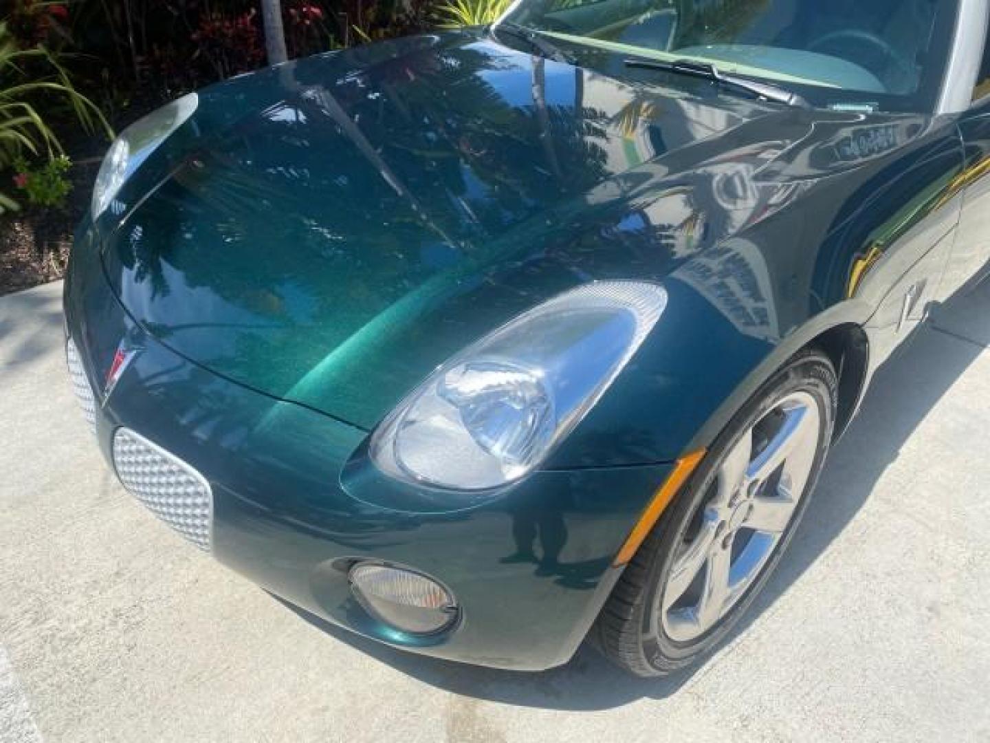 2006 Envious Emerald Green Met /Steel/Sand Pontiac Solstice 1 OWNER LOW MILES 17,744 (1G2MB35B76Y) with an Ecotec 2.4L DOHC 4-Cyl SFI Aluminum Engine engine, Manual transmission, located at 4701 North Dixie Hwy, Pompano Beach, FL, 33064, (954) 422-2889, 26.240938, -80.123474 - OUR WEBPAGE FLORIDACARS1.COM HAS OVER 100 PHOTOS AND FREE CARFAX LINK 2006 PONTIAC SOLSTICE VIN: 1G2MB35B76Y116186 1 G 2 M B 3 5 B 7 6 Y 1 1 6 1 8 6 CONVERTIBLE 2.4L I4 F DOHC GASOLINE REAR WHEEL DRIVE Top Features Alloy Wheels Bluetooth Technology Convenience Package Leather Seats Soft Top Basic Fe - Photo#99