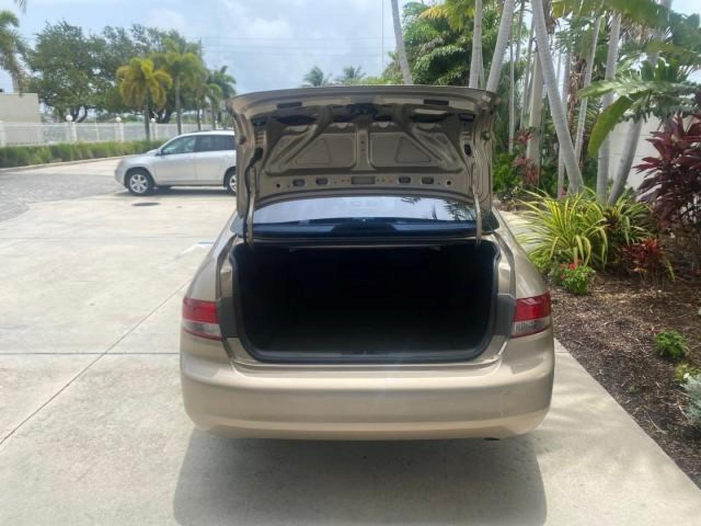 2004 Graphite Pearl /Ivory Honda Accord Sdn EX 1 OWNER LOW MILES 63,652 (1HGCM56614A) with an 2.4L DOHC MPFI 16-Valve i-VTEC I4 Engine engine, Automatic transmission, located at 4701 North Dixie Hwy, Pompano Beach, FL, 33064, (954) 422-2889, 26.240938, -80.123474 - OUR WEBPAGE FLORIDACARS1.COM HAS OVER 100 PHOTOS AND FREE CARFAX LINK 2004 HONDA ACCORD EX VIN: 1HGCM56614A033648 1 H G C M 5 6 6 1 4 A 0 3 3 6 4 8 SEDAN 4 DR 2.4L I4 F DOHC GASOLINE FRONT WHEEL DRIVE Top Features Alloy Wheels Cloth Seats Sunroof(s) Basic Features ABS Brakes AM/FM Stereo Air Conditi - Photo#85