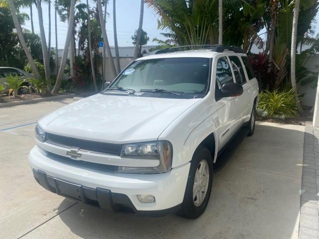 2002 Summit White /Medium Pewter Chevrolet TrailBlazer EXT LT NO ACCIDENTS LOW MILES 69,572 (1GNES16S826) with an 4.2L Vortec 4200 DOHC SFI 24-Valve I6 Engine engine, Automatic transmission, located at 4701 North Dixie Hwy, Pompano Beach, FL, 33064, (954) 422-2889, 26.240938, -80.123474 - OUR WEBPAGE FLORIDACARS1.COM HAS OVER 100 PHOTOS AND FREE CARFAX LINK 2002 CHEVROLET TRAILBLAZER EXT LT VIN: 1GNES16S826101602 1 G N E S 1 6 S 8 2 6 1 0 1 6 0 2 4 DOOR WAGON/SPORT UTILITY 4.2L I6 F DOHC GASOLINE REAR WHEEL DRIVE Top Features Alloy Wheels Leather Seats Running Boards Tow Hitch Basic - Photo#3