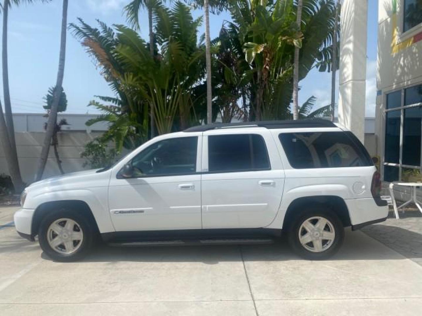 2002 Summit White /Medium Pewter Chevrolet TrailBlazer EXT LT NO ACCIDENTS (1GNES16S826) with an 4.2L Vortec 4200 DOHC SFI 24-Valve I6 Engine engine, Automatic transmission, located at 4701 North Dixie Hwy, Pompano Beach, FL, 33064, (954) 422-2889, 26.240938, -80.123474 - OUR WEBPAGE FLORIDACARS1.COM HAS OVER 100 PHOTOS AND FREE CARFAX LINK 2002 CHEVROLET TRAILBLAZER EXT LT VIN: 1GNES16S826101602 1 G N E S 1 6 S 8 2 6 1 0 1 6 0 2 4 DOOR WAGON/SPORT UTILITY 4.2L I6 F DOHC GASOLINE REAR WHEEL DRIVE Top Features Alloy Wheels Leather Seats Running Boards Tow Hitch Basic - Photo#4