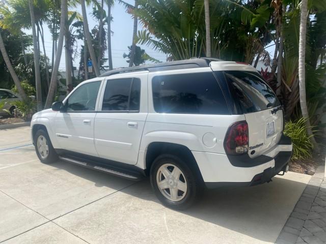 2002 Summit White /Medium Pewter Chevrolet TrailBlazer EXT LT NO ACCIDENTS LOW MILES 69,572 (1GNES16S826) with an 4.2L Vortec 4200 DOHC SFI 24-Valve I6 Engine engine, Automatic transmission, located at 4701 North Dixie Hwy, Pompano Beach, FL, 33064, (954) 422-2889, 26.240938, -80.123474 - OUR WEBPAGE FLORIDACARS1.COM HAS OVER 100 PHOTOS AND FREE CARFAX LINK 2002 CHEVROLET TRAILBLAZER EXT LT VIN: 1GNES16S826101602 1 G N E S 1 6 S 8 2 6 1 0 1 6 0 2 4 DOOR WAGON/SPORT UTILITY 4.2L I6 F DOHC GASOLINE REAR WHEEL DRIVE Top Features Alloy Wheels Leather Seats Running Boards Tow Hitch Basic - Photo#5