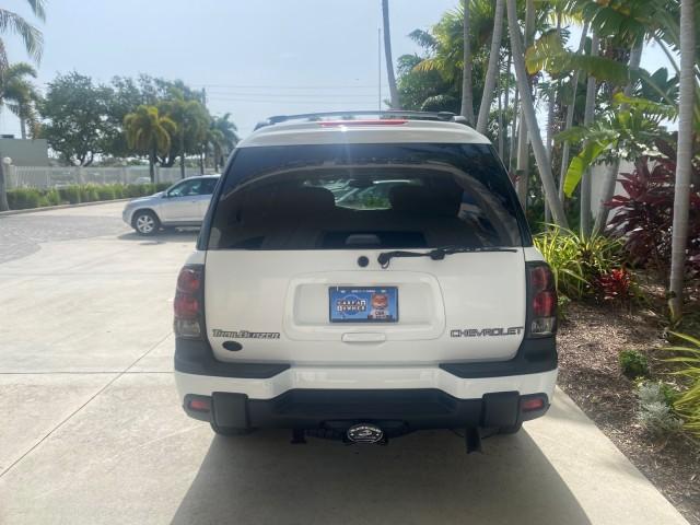 2002 Summit White /Medium Pewter Chevrolet TrailBlazer EXT LT NO ACCIDENTS LOW MILES 69,572 (1GNES16S826) with an 4.2L Vortec 4200 DOHC SFI 24-Valve I6 Engine engine, Automatic transmission, located at 4701 North Dixie Hwy, Pompano Beach, FL, 33064, (954) 422-2889, 26.240938, -80.123474 - OUR WEBPAGE FLORIDACARS1.COM HAS OVER 100 PHOTOS AND FREE CARFAX LINK 2002 CHEVROLET TRAILBLAZER EXT LT VIN: 1GNES16S826101602 1 G N E S 1 6 S 8 2 6 1 0 1 6 0 2 4 DOOR WAGON/SPORT UTILITY 4.2L I6 F DOHC GASOLINE REAR WHEEL DRIVE Top Features Alloy Wheels Leather Seats Running Boards Tow Hitch Basic - Photo#6