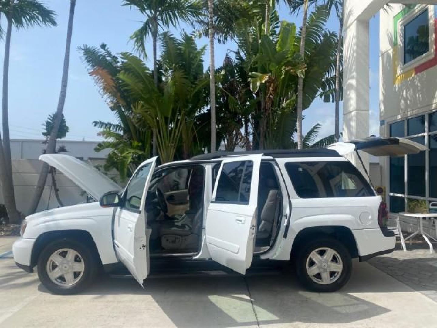 2002 Summit White /Medium Pewter Chevrolet TrailBlazer EXT LT NO ACCIDENTS (1GNES16S826) with an 4.2L Vortec 4200 DOHC SFI 24-Valve I6 Engine engine, Automatic transmission, located at 4701 North Dixie Hwy, Pompano Beach, FL, 33064, (954) 422-2889, 26.240938, -80.123474 - OUR WEBPAGE FLORIDACARS1.COM HAS OVER 100 PHOTOS AND FREE CARFAX LINK 2002 CHEVROLET TRAILBLAZER EXT LT VIN: 1GNES16S826101602 1 G N E S 1 6 S 8 2 6 1 0 1 6 0 2 4 DOOR WAGON/SPORT UTILITY 4.2L I6 F DOHC GASOLINE REAR WHEEL DRIVE Top Features Alloy Wheels Leather Seats Running Boards Tow Hitch Basic - Photo#8