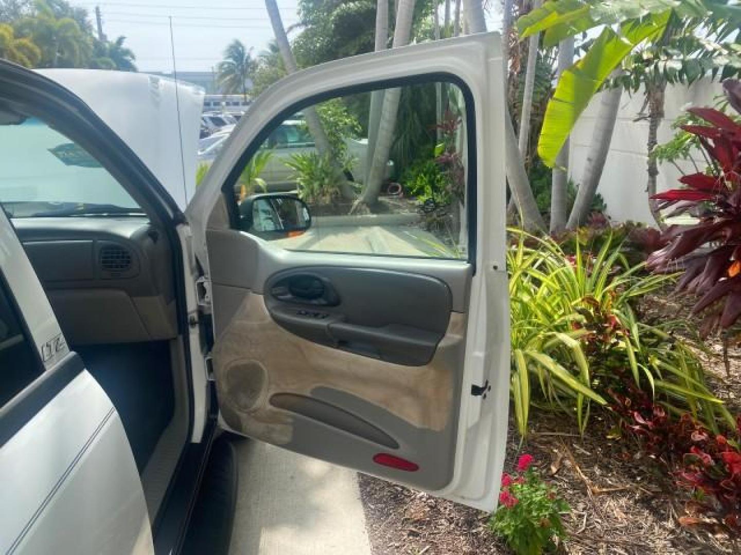 2002 Summit White /Medium Pewter Chevrolet TrailBlazer EXT LT NO ACCIDENTS (1GNES16S826) with an 4.2L Vortec 4200 DOHC SFI 24-Valve I6 Engine engine, Automatic transmission, located at 4701 North Dixie Hwy, Pompano Beach, FL, 33064, (954) 422-2889, 26.240938, -80.123474 - OUR WEBPAGE FLORIDACARS1.COM HAS OVER 100 PHOTOS AND FREE CARFAX LINK 2002 CHEVROLET TRAILBLAZER EXT LT VIN: 1GNES16S826101602 1 G N E S 1 6 S 8 2 6 1 0 1 6 0 2 4 DOOR WAGON/SPORT UTILITY 4.2L I6 F DOHC GASOLINE REAR WHEEL DRIVE Top Features Alloy Wheels Leather Seats Running Boards Tow Hitch Basic - Photo#11
