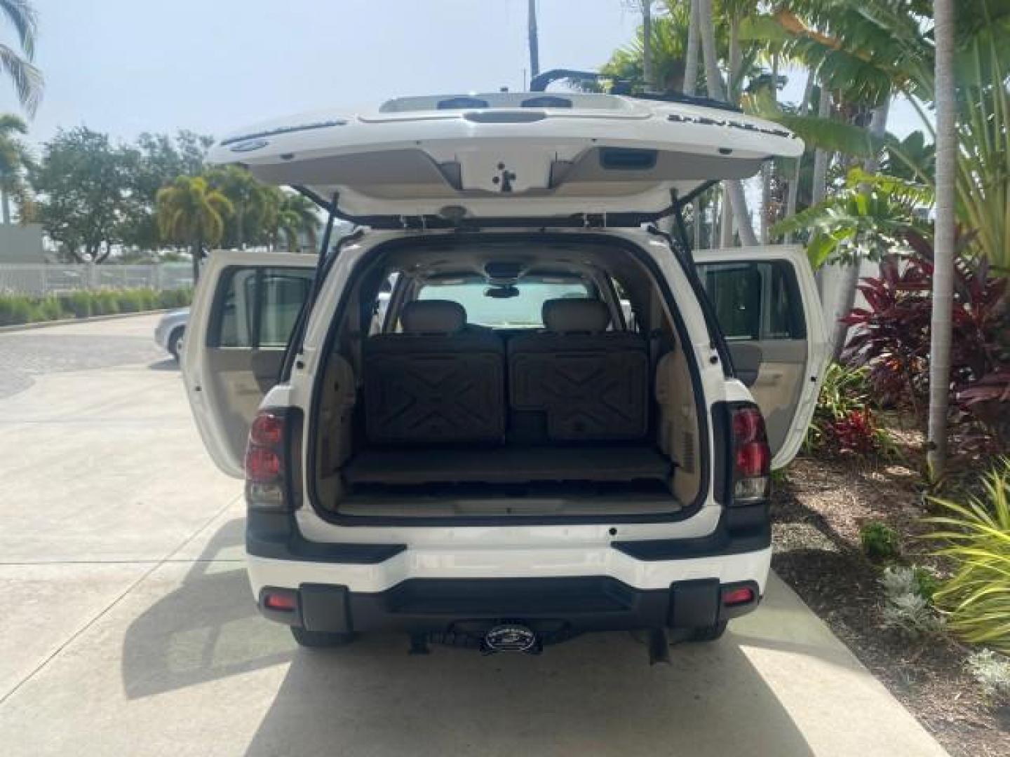 2002 Summit White /Medium Pewter Chevrolet TrailBlazer EXT LT NO ACCIDENTS (1GNES16S826) with an 4.2L Vortec 4200 DOHC SFI 24-Valve I6 Engine engine, Automatic transmission, located at 4701 North Dixie Hwy, Pompano Beach, FL, 33064, (954) 422-2889, 26.240938, -80.123474 - OUR WEBPAGE FLORIDACARS1.COM HAS OVER 100 PHOTOS AND FREE CARFAX LINK 2002 CHEVROLET TRAILBLAZER EXT LT VIN: 1GNES16S826101602 1 G N E S 1 6 S 8 2 6 1 0 1 6 0 2 4 DOOR WAGON/SPORT UTILITY 4.2L I6 F DOHC GASOLINE REAR WHEEL DRIVE Top Features Alloy Wheels Leather Seats Running Boards Tow Hitch Basic - Photo#15