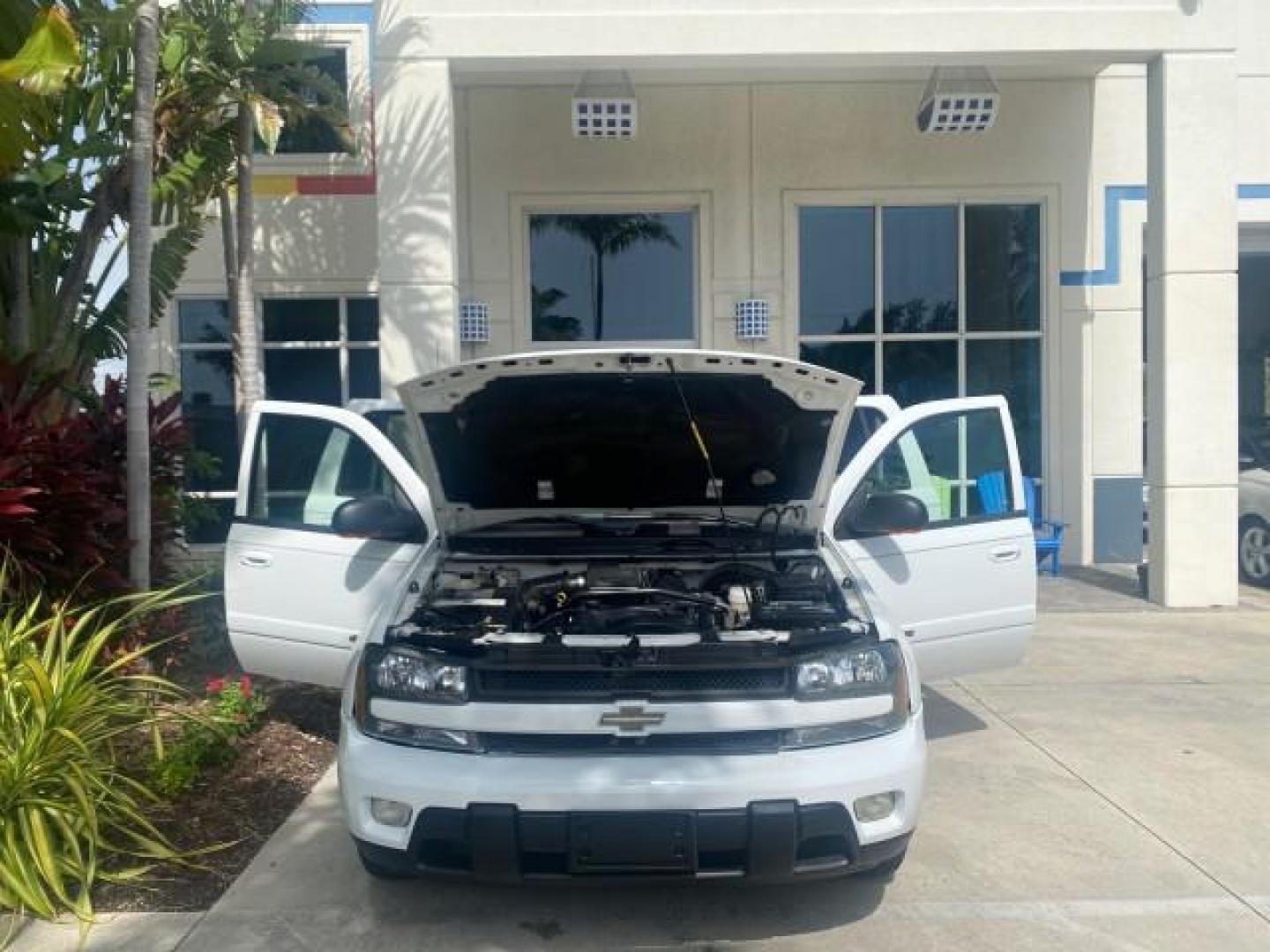 2002 Summit White /Medium Pewter Chevrolet TrailBlazer EXT LT NO ACCIDENTS (1GNES16S826) with an 4.2L Vortec 4200 DOHC SFI 24-Valve I6 Engine engine, Automatic transmission, located at 4701 North Dixie Hwy, Pompano Beach, FL, 33064, (954) 422-2889, 26.240938, -80.123474 - OUR WEBPAGE FLORIDACARS1.COM HAS OVER 100 PHOTOS AND FREE CARFAX LINK 2002 CHEVROLET TRAILBLAZER EXT LT VIN: 1GNES16S826101602 1 G N E S 1 6 S 8 2 6 1 0 1 6 0 2 4 DOOR WAGON/SPORT UTILITY 4.2L I6 F DOHC GASOLINE REAR WHEEL DRIVE Top Features Alloy Wheels Leather Seats Running Boards Tow Hitch Basic - Photo#16