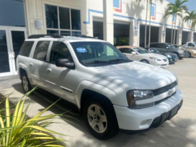 2002 Summit White /Medium Pewter Chevrolet TrailBlazer EXT LT NO ACCIDENTS LOW MILES 69,572 (1GNES16S826) with an 4.2L Vortec 4200 DOHC SFI 24-Valve I6 Engine engine, Automatic transmission, located at 4701 North Dixie Hwy, Pompano Beach, FL, 33064, (954) 422-2889, 26.240938, -80.123474 - OUR WEBPAGE FLORIDACARS1.COM HAS OVER 100 PHOTOS AND FREE CARFAX LINK 2002 CHEVROLET TRAILBLAZER EXT LT VIN: 1GNES16S826101602 1 G N E S 1 6 S 8 2 6 1 0 1 6 0 2 4 DOOR WAGON/SPORT UTILITY 4.2L I6 F DOHC GASOLINE REAR WHEEL DRIVE Top Features Alloy Wheels Leather Seats Running Boards Tow Hitch Basic - Photo#24
