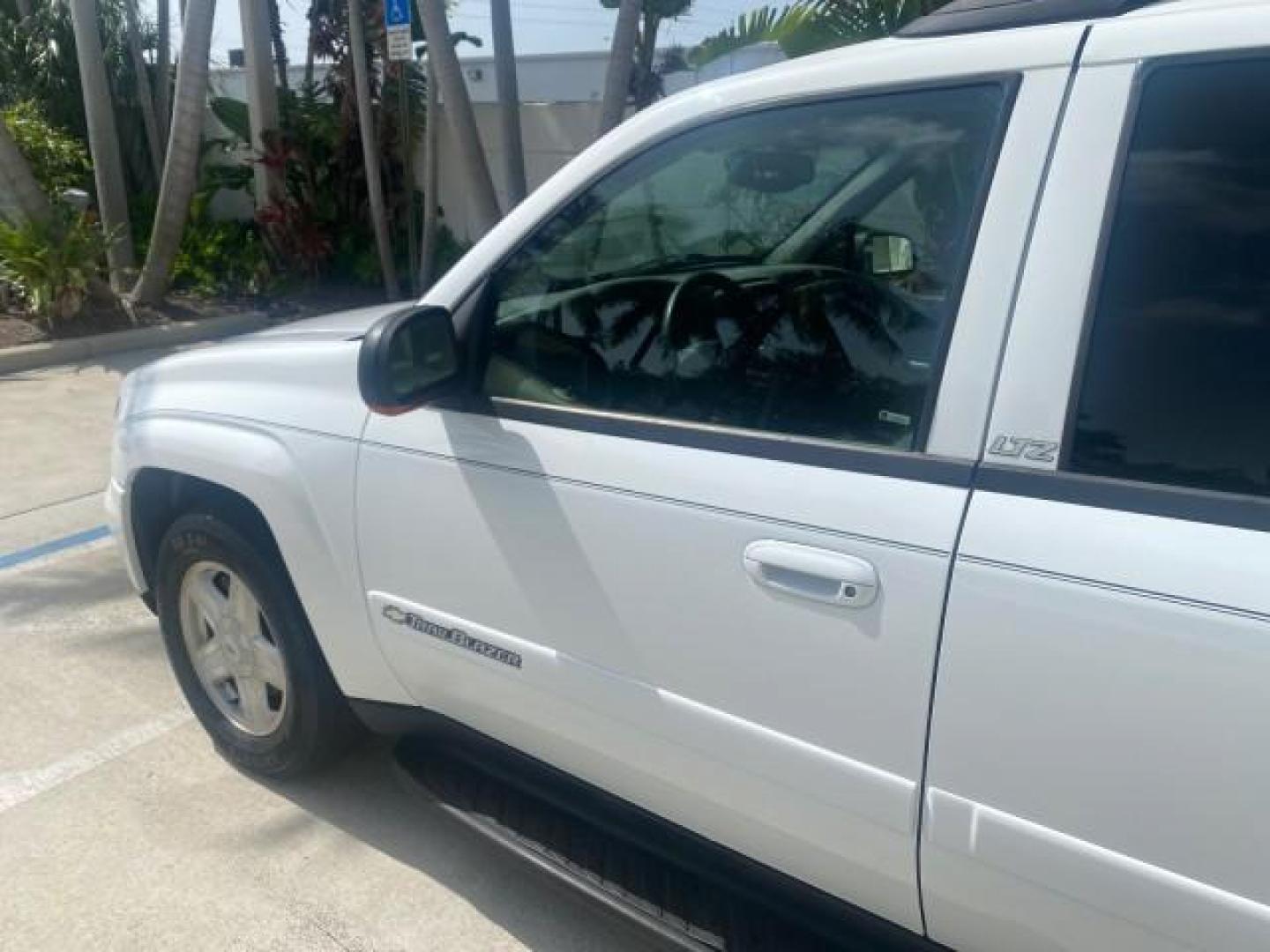 2002 Summit White /Medium Pewter Chevrolet TrailBlazer EXT LT NO ACCIDENTS (1GNES16S826) with an 4.2L Vortec 4200 DOHC SFI 24-Valve I6 Engine engine, Automatic transmission, located at 4701 North Dixie Hwy, Pompano Beach, FL, 33064, (954) 422-2889, 26.240938, -80.123474 - OUR WEBPAGE FLORIDACARS1.COM HAS OVER 100 PHOTOS AND FREE CARFAX LINK 2002 CHEVROLET TRAILBLAZER EXT LT VIN: 1GNES16S826101602 1 G N E S 1 6 S 8 2 6 1 0 1 6 0 2 4 DOOR WAGON/SPORT UTILITY 4.2L I6 F DOHC GASOLINE REAR WHEEL DRIVE Top Features Alloy Wheels Leather Seats Running Boards Tow Hitch Basic - Photo#27