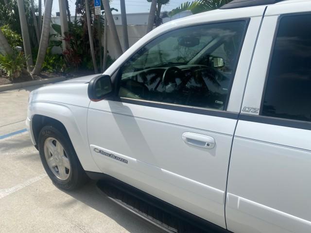 2002 Summit White /Medium Pewter Chevrolet TrailBlazer EXT LT NO ACCIDENTS LOW MILES 69,572 (1GNES16S826) with an 4.2L Vortec 4200 DOHC SFI 24-Valve I6 Engine engine, Automatic transmission, located at 4701 North Dixie Hwy, Pompano Beach, FL, 33064, (954) 422-2889, 26.240938, -80.123474 - OUR WEBPAGE FLORIDACARS1.COM HAS OVER 100 PHOTOS AND FREE CARFAX LINK 2002 CHEVROLET TRAILBLAZER EXT LT VIN: 1GNES16S826101602 1 G N E S 1 6 S 8 2 6 1 0 1 6 0 2 4 DOOR WAGON/SPORT UTILITY 4.2L I6 F DOHC GASOLINE REAR WHEEL DRIVE Top Features Alloy Wheels Leather Seats Running Boards Tow Hitch Basic - Photo#27