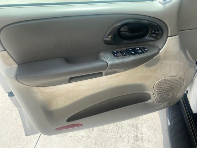 2002 Summit White /Medium Pewter Chevrolet TrailBlazer EXT LT NO ACCIDENTS LOW MILES 69,572 (1GNES16S826) with an 4.2L Vortec 4200 DOHC SFI 24-Valve I6 Engine engine, Automatic transmission, located at 4701 North Dixie Hwy, Pompano Beach, FL, 33064, (954) 422-2889, 26.240938, -80.123474 - OUR WEBPAGE FLORIDACARS1.COM HAS OVER 100 PHOTOS AND FREE CARFAX LINK 2002 CHEVROLET TRAILBLAZER EXT LT VIN: 1GNES16S826101602 1 G N E S 1 6 S 8 2 6 1 0 1 6 0 2 4 DOOR WAGON/SPORT UTILITY 4.2L I6 F DOHC GASOLINE REAR WHEEL DRIVE Top Features Alloy Wheels Leather Seats Running Boards Tow Hitch Basic - Photo#32