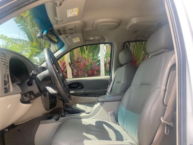 2002 Summit White /Medium Pewter Chevrolet TrailBlazer EXT LT NO ACCIDENTS LOW MILES 69,572 (1GNES16S826) with an 4.2L Vortec 4200 DOHC SFI 24-Valve I6 Engine engine, Automatic transmission, located at 4701 North Dixie Hwy, Pompano Beach, FL, 33064, (954) 422-2889, 26.240938, -80.123474 - OUR WEBPAGE FLORIDACARS1.COM HAS OVER 100 PHOTOS AND FREE CARFAX LINK 2002 CHEVROLET TRAILBLAZER EXT LT VIN: 1GNES16S826101602 1 G N E S 1 6 S 8 2 6 1 0 1 6 0 2 4 DOOR WAGON/SPORT UTILITY 4.2L I6 F DOHC GASOLINE REAR WHEEL DRIVE Top Features Alloy Wheels Leather Seats Running Boards Tow Hitch Basic - Photo#34