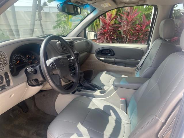 2002 Summit White /Medium Pewter Chevrolet TrailBlazer EXT LT NO ACCIDENTS LOW MILES 69,572 (1GNES16S826) with an 4.2L Vortec 4200 DOHC SFI 24-Valve I6 Engine engine, Automatic transmission, located at 4701 North Dixie Hwy, Pompano Beach, FL, 33064, (954) 422-2889, 26.240938, -80.123474 - OUR WEBPAGE FLORIDACARS1.COM HAS OVER 100 PHOTOS AND FREE CARFAX LINK 2002 CHEVROLET TRAILBLAZER EXT LT VIN: 1GNES16S826101602 1 G N E S 1 6 S 8 2 6 1 0 1 6 0 2 4 DOOR WAGON/SPORT UTILITY 4.2L I6 F DOHC GASOLINE REAR WHEEL DRIVE Top Features Alloy Wheels Leather Seats Running Boards Tow Hitch Basic - Photo#36