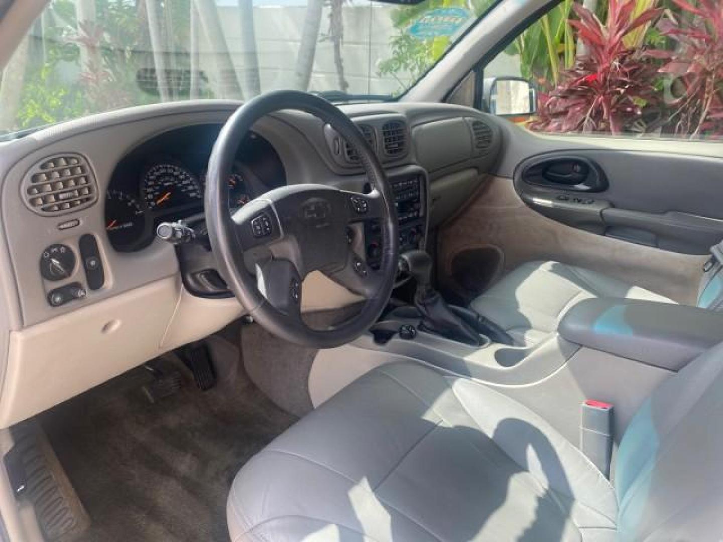2002 Summit White /Medium Pewter Chevrolet TrailBlazer EXT LT NO ACCIDENTS (1GNES16S826) with an 4.2L Vortec 4200 DOHC SFI 24-Valve I6 Engine engine, Automatic transmission, located at 4701 North Dixie Hwy, Pompano Beach, FL, 33064, (954) 422-2889, 26.240938, -80.123474 - OUR WEBPAGE FLORIDACARS1.COM HAS OVER 100 PHOTOS AND FREE CARFAX LINK 2002 CHEVROLET TRAILBLAZER EXT LT VIN: 1GNES16S826101602 1 G N E S 1 6 S 8 2 6 1 0 1 6 0 2 4 DOOR WAGON/SPORT UTILITY 4.2L I6 F DOHC GASOLINE REAR WHEEL DRIVE Top Features Alloy Wheels Leather Seats Running Boards Tow Hitch Basic - Photo#37