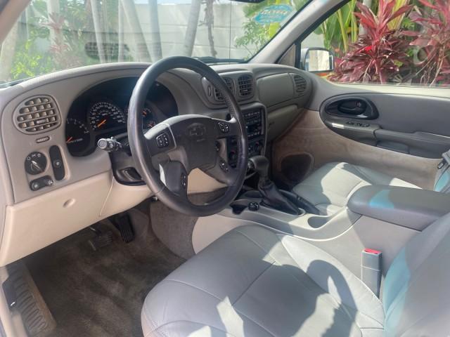 2002 Summit White /Medium Pewter Chevrolet TrailBlazer EXT LT NO ACCIDENTS LOW MILES 69,572 (1GNES16S826) with an 4.2L Vortec 4200 DOHC SFI 24-Valve I6 Engine engine, Automatic transmission, located at 4701 North Dixie Hwy, Pompano Beach, FL, 33064, (954) 422-2889, 26.240938, -80.123474 - OUR WEBPAGE FLORIDACARS1.COM HAS OVER 100 PHOTOS AND FREE CARFAX LINK 2002 CHEVROLET TRAILBLAZER EXT LT VIN: 1GNES16S826101602 1 G N E S 1 6 S 8 2 6 1 0 1 6 0 2 4 DOOR WAGON/SPORT UTILITY 4.2L I6 F DOHC GASOLINE REAR WHEEL DRIVE Top Features Alloy Wheels Leather Seats Running Boards Tow Hitch Basic - Photo#37
