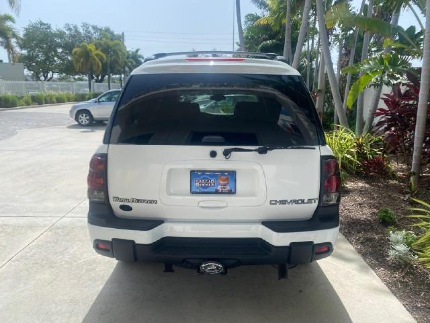 2002 Summit White /Medium Pewter Chevrolet TrailBlazer EXT LT NO ACCIDENTS (1GNES16S826) with an 4.2L Vortec 4200 DOHC SFI 24-Valve I6 Engine engine, Automatic transmission, located at 4701 North Dixie Hwy, Pompano Beach, FL, 33064, (954) 422-2889, 26.240938, -80.123474 - OUR WEBPAGE FLORIDACARS1.COM HAS OVER 100 PHOTOS AND FREE CARFAX LINK 2002 CHEVROLET TRAILBLAZER EXT LT VIN: 1GNES16S826101602 1 G N E S 1 6 S 8 2 6 1 0 1 6 0 2 4 DOOR WAGON/SPORT UTILITY 4.2L I6 F DOHC GASOLINE REAR WHEEL DRIVE Top Features Alloy Wheels Leather Seats Running Boards Tow Hitch Basic - Photo#81