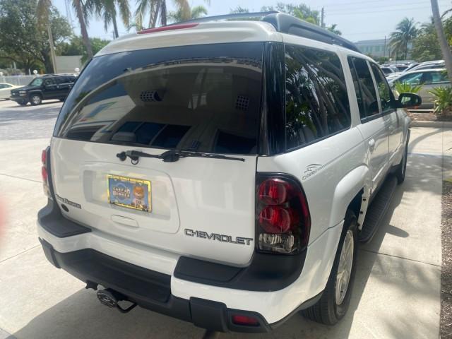 2002 Summit White /Medium Pewter Chevrolet TrailBlazer EXT LT NO ACCIDENTS LOW MILES 69,572 (1GNES16S826) with an 4.2L Vortec 4200 DOHC SFI 24-Valve I6 Engine engine, Automatic transmission, located at 4701 North Dixie Hwy, Pompano Beach, FL, 33064, (954) 422-2889, 26.240938, -80.123474 - OUR WEBPAGE FLORIDACARS1.COM HAS OVER 100 PHOTOS AND FREE CARFAX LINK 2002 CHEVROLET TRAILBLAZER EXT LT VIN: 1GNES16S826101602 1 G N E S 1 6 S 8 2 6 1 0 1 6 0 2 4 DOOR WAGON/SPORT UTILITY 4.2L I6 F DOHC GASOLINE REAR WHEEL DRIVE Top Features Alloy Wheels Leather Seats Running Boards Tow Hitch Basic - Photo#82