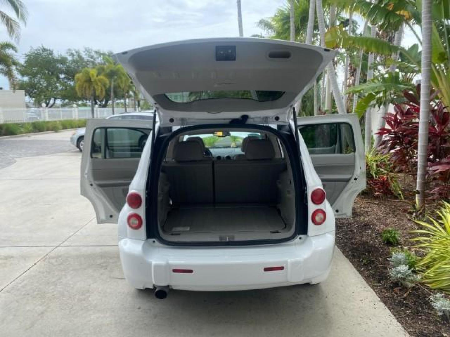 2011 Arctic Ice /Gray Chevrolet HHR LT w/2LT (3GNBACFU5BS) with an Ecotec 2.4L VVT DOHC 4-Cyl SFI E85 Engine engine, Automatic transmission, located at 4701 North Dixie Hwy, Pompano Beach, FL, 33064, (954) 422-2889, 26.240938, -80.123474 - OUR WEBPAGE FLORIDACARS1.COM HAS OVER 100 PHOTOS AND FREE CARFAX LINK 2011 CHEVROLET HHR LT VIN: 3GNBACFU5BS503687 3 G N B A C F U 5 B S 5 0 3 6 8 7 4 DOOR WAGON/SPORT UTILITY 2.4L I4 F DOHC 16V FLEX FUEL FRONT WHEEL DRIVE Highlighted Features Cloth Seats Air Conditioning AM/FM Stereo Power Mirrors - Photo#15