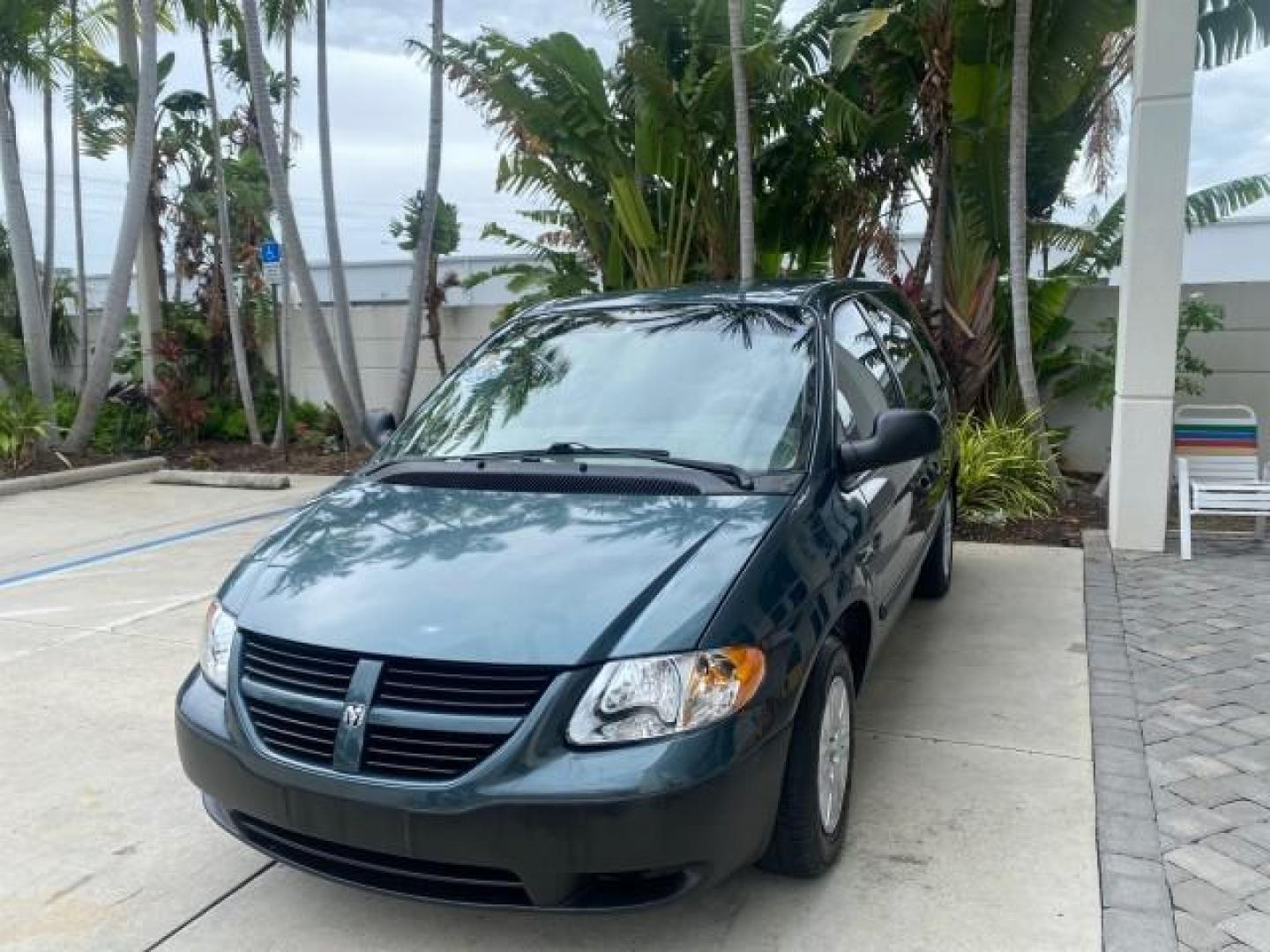 2007 Magnesium Pearl /Medium Slate Gray Dodge Caravan SE 1 OWNER LOW MILES 57,531 (1D4GP25B07B) with an 2.4L DOHC SMPI 16-Valve 4-Cyl Engine engine, Automatic transmission, located at 4701 North Dixie Hwy, Pompano Beach, FL, 33064, (954) 422-2889, 26.240938, -80.123474 - OUR WEBPAGE FLORIDACARS1.COM HAS OVER 100 PHOTOS AND FREE CARFAX LINK 2007 DODGE CARAVAN SE VIN: 1D4GP25B07B182994 1 D 4 G P 2 5 B 0 7 B 1 8 2 9 9 4 VAN 2.4L I4 F DOHC GASOLINE FRONT WHEEL DRIVE Top Features Cloth Seats Third Row Seat Basic Features AM/FM Stereo Air Conditioning Automatic Transmissi - Photo#3