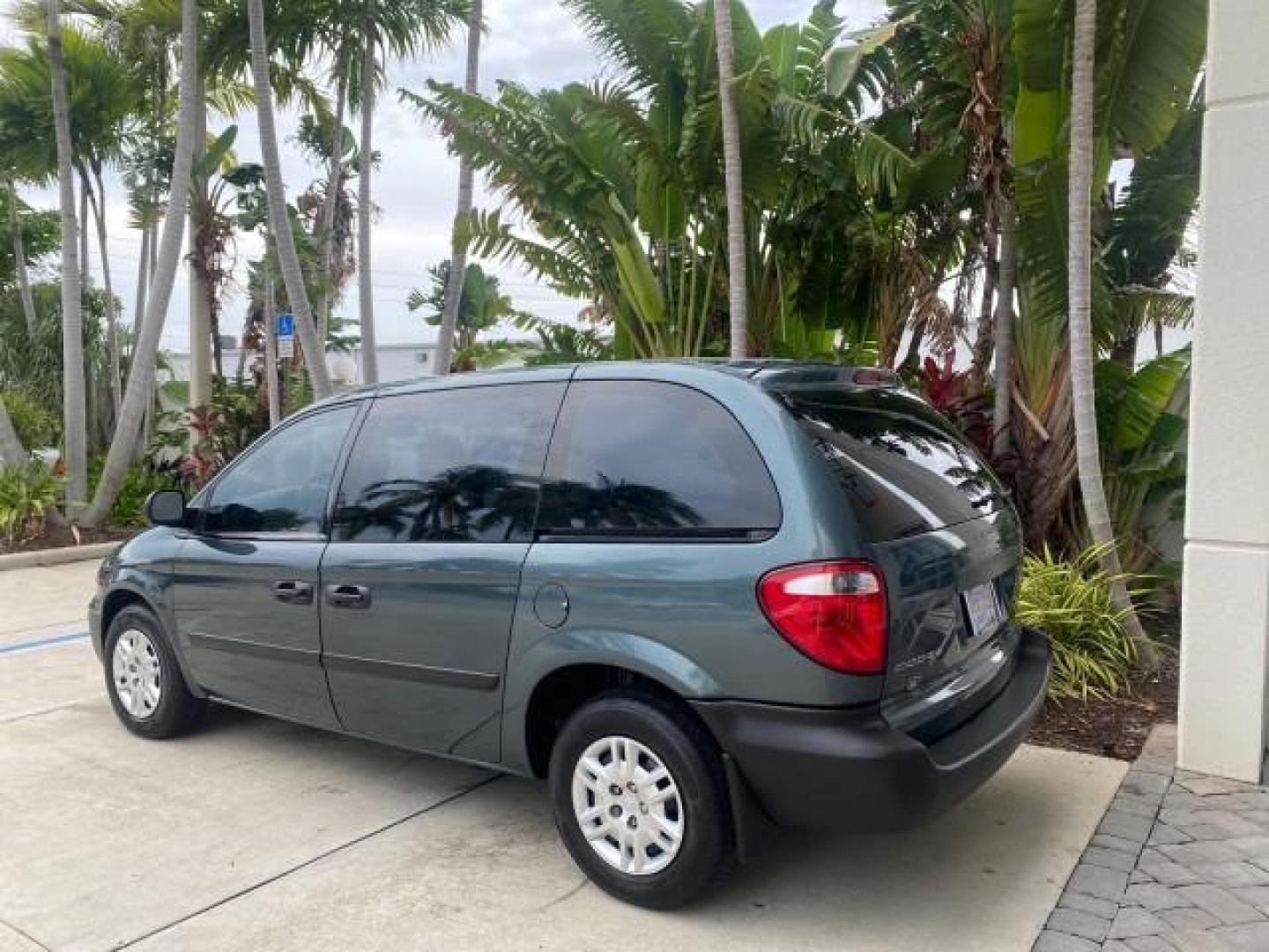 2007 Magnesium Pearl /Medium Slate Gray Dodge Caravan SE 1 OWNER LOW MILES 57,531 (1D4GP25B07B) with an 2.4L DOHC SMPI 16-Valve 4-Cyl Engine engine, Automatic transmission, located at 4701 North Dixie Hwy, Pompano Beach, FL, 33064, (954) 422-2889, 26.240938, -80.123474 - OUR WEBPAGE FLORIDACARS1.COM HAS OVER 100 PHOTOS AND FREE CARFAX LINK 2007 DODGE CARAVAN SE VIN: 1D4GP25B07B182994 1 D 4 G P 2 5 B 0 7 B 1 8 2 9 9 4 VAN 2.4L I4 F DOHC GASOLINE FRONT WHEEL DRIVE Top Features Cloth Seats Third Row Seat Basic Features AM/FM Stereo Air Conditioning Automatic Transmissi - Photo#5