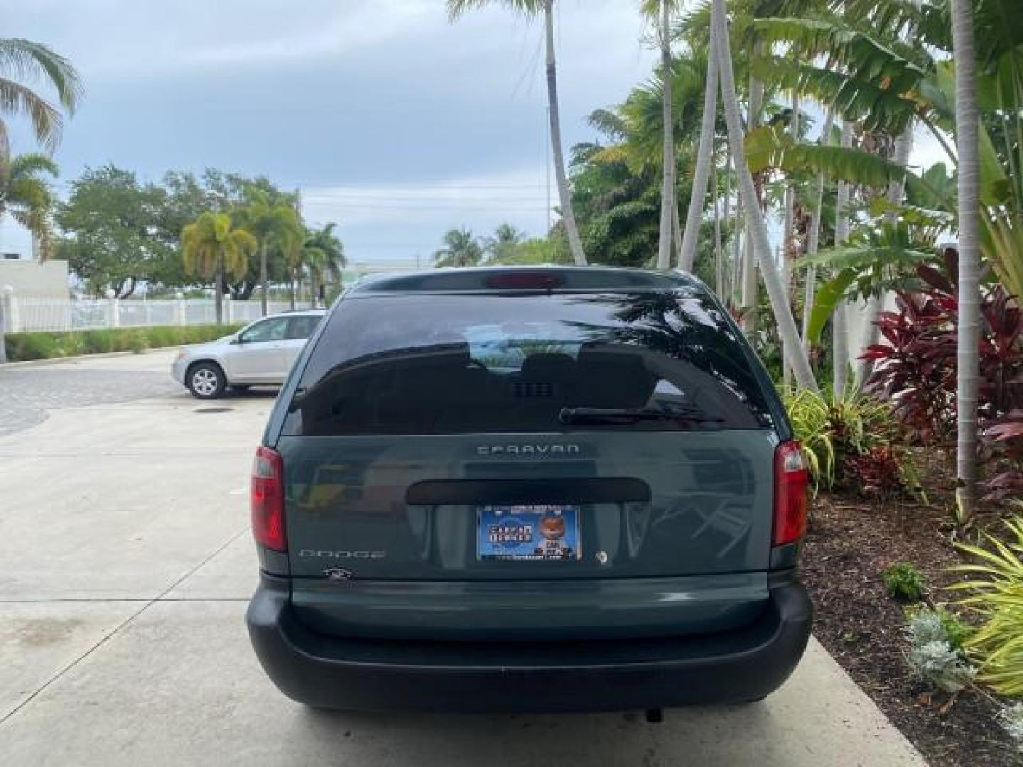 2007 Magnesium Pearl /Medium Slate Gray Dodge Caravan SE 1 OWNER LOW MILES 57,531 (1D4GP25B07B) with an 2.4L DOHC SMPI 16-Valve 4-Cyl Engine engine, Automatic transmission, located at 4701 North Dixie Hwy, Pompano Beach, FL, 33064, (954) 422-2889, 26.240938, -80.123474 - OUR WEBPAGE FLORIDACARS1.COM HAS OVER 100 PHOTOS AND FREE CARFAX LINK 2007 DODGE CARAVAN SE VIN: 1D4GP25B07B182994 1 D 4 G P 2 5 B 0 7 B 1 8 2 9 9 4 VAN 2.4L I4 F DOHC GASOLINE FRONT WHEEL DRIVE Top Features Cloth Seats Third Row Seat Basic Features AM/FM Stereo Air Conditioning Automatic Transmissi - Photo#6