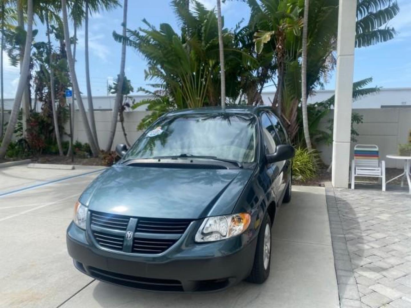 2007 Magnesium Pearl /Medium Slate Gray Dodge Caravan SE 1 OWNER LOW MILES 57,531 (1D4GP25B07B) with an 2.4L DOHC SMPI 16-Valve 4-Cyl Engine engine, Automatic transmission, located at 4701 North Dixie Hwy, Pompano Beach, FL, 33064, (954) 422-2889, 26.240938, -80.123474 - OUR WEBPAGE FLORIDACARS1.COM HAS OVER 100 PHOTOS AND FREE CARFAX LINK 2007 DODGE CARAVAN SE VIN: 1D4GP25B07B182994 1 D 4 G P 2 5 B 0 7 B 1 8 2 9 9 4 VAN 2.4L I4 F DOHC GASOLINE FRONT WHEEL DRIVE Top Features Cloth Seats Third Row Seat Basic Features AM/FM Stereo Air Conditioning Automatic Transmissi - Photo#3