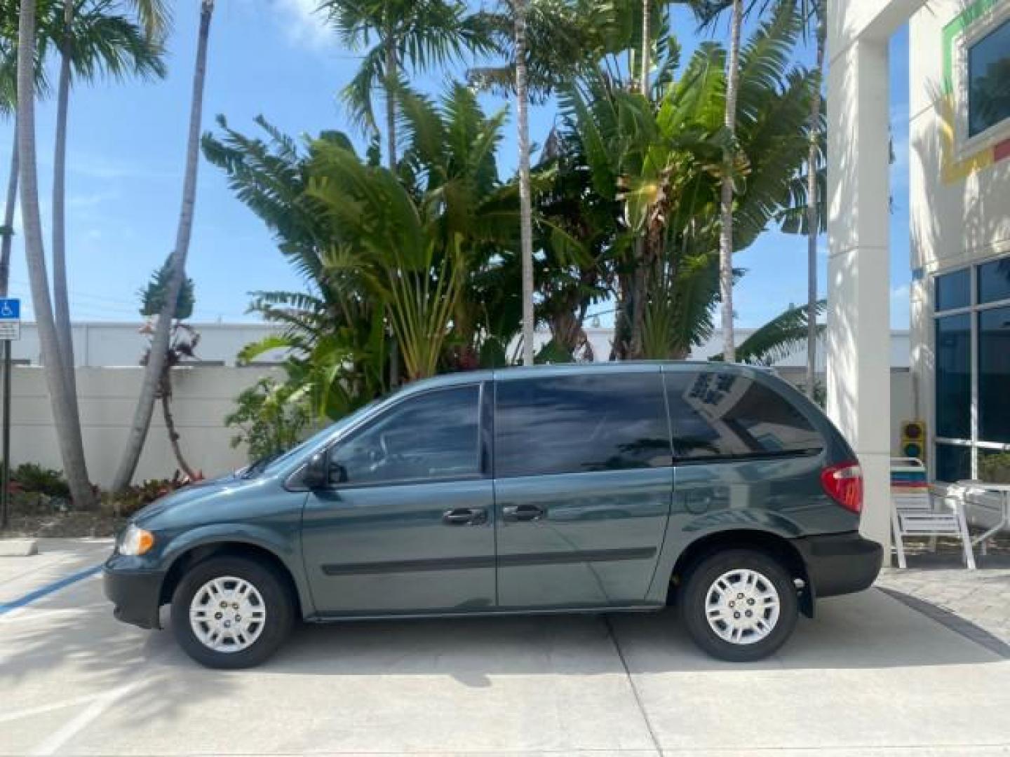 2007 Magnesium Pearl /Medium Slate Gray Dodge Caravan SE 1 OWNER LOW MILES 57,531 (1D4GP25B07B) with an 2.4L DOHC SMPI 16-Valve 4-Cyl Engine engine, Automatic transmission, located at 4701 North Dixie Hwy, Pompano Beach, FL, 33064, (954) 422-2889, 26.240938, -80.123474 - OUR WEBPAGE FLORIDACARS1.COM HAS OVER 100 PHOTOS AND FREE CARFAX LINK 2007 DODGE CARAVAN SE VIN: 1D4GP25B07B182994 1 D 4 G P 2 5 B 0 7 B 1 8 2 9 9 4 VAN 2.4L I4 F DOHC GASOLINE FRONT WHEEL DRIVE Top Features Cloth Seats Third Row Seat Basic Features AM/FM Stereo Air Conditioning Automatic Transmissi - Photo#4