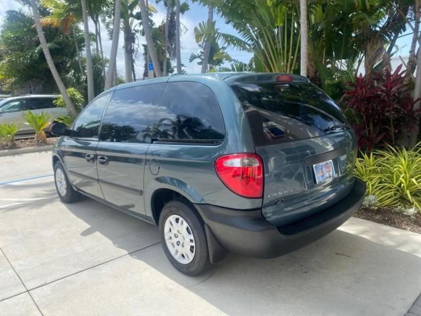 2007 Magnesium Pearl /Medium Slate Gray Dodge Caravan SE 1 OWNER LOW MILES 57,531 (1D4GP25B07B) with an 2.4L DOHC SMPI 16-Valve 4-Cyl Engine engine, Automatic transmission, located at 4701 North Dixie Hwy, Pompano Beach, FL, 33064, (954) 422-2889, 26.240938, -80.123474 - OUR WEBPAGE FLORIDACARS1.COM HAS OVER 100 PHOTOS AND FREE CARFAX LINK 2007 DODGE CARAVAN SE VIN: 1D4GP25B07B182994 1 D 4 G P 2 5 B 0 7 B 1 8 2 9 9 4 VAN 2.4L I4 F DOHC GASOLINE FRONT WHEEL DRIVE Top Features Cloth Seats Third Row Seat Basic Features AM/FM Stereo Air Conditioning Automatic Transmissi - Photo#5
