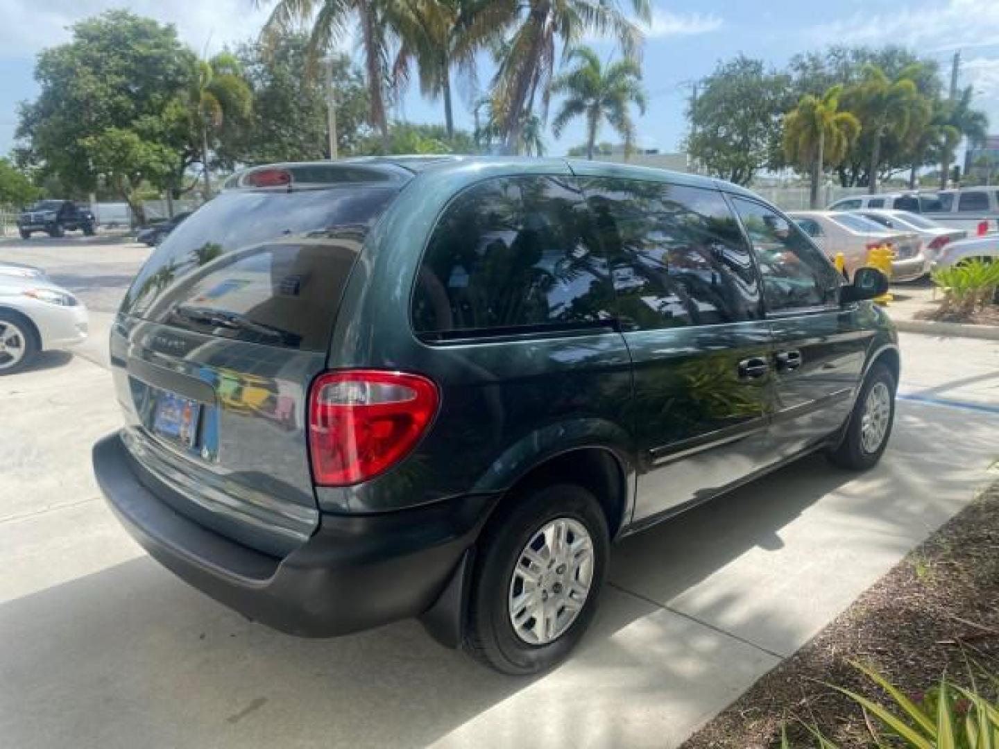 2007 Magnesium Pearl /Medium Slate Gray Dodge Caravan SE 1 OWNER LOW MILES 57,531 (1D4GP25B07B) with an 2.4L DOHC SMPI 16-Valve 4-Cyl Engine engine, Automatic transmission, located at 4701 North Dixie Hwy, Pompano Beach, FL, 33064, (954) 422-2889, 26.240938, -80.123474 - OUR WEBPAGE FLORIDACARS1.COM HAS OVER 100 PHOTOS AND FREE CARFAX LINK 2007 DODGE CARAVAN SE VIN: 1D4GP25B07B182994 1 D 4 G P 2 5 B 0 7 B 1 8 2 9 9 4 VAN 2.4L I4 F DOHC GASOLINE FRONT WHEEL DRIVE Top Features Cloth Seats Third Row Seat Basic Features AM/FM Stereo Air Conditioning Automatic Transmissi - Photo#7