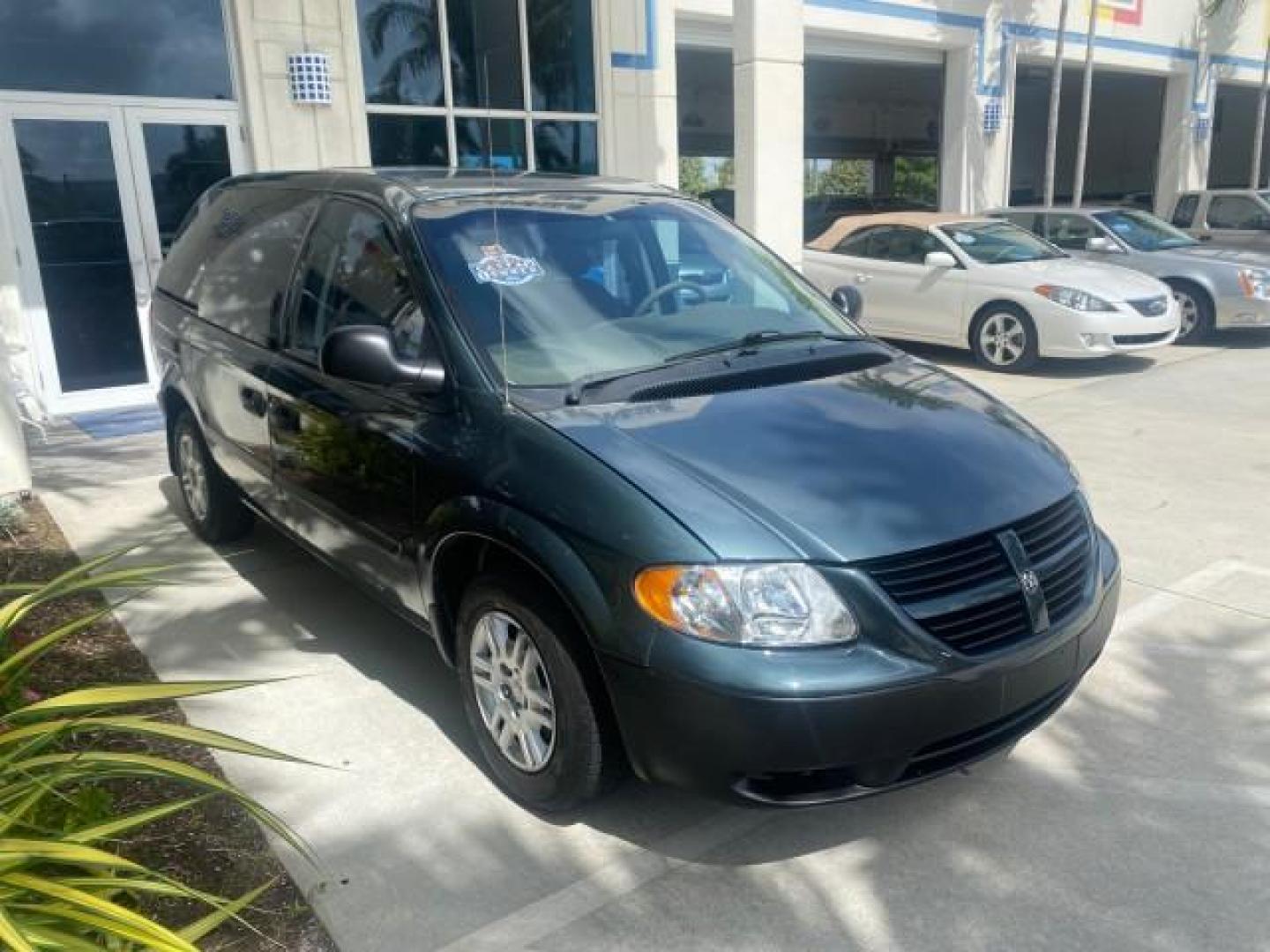 2007 Magnesium Pearl /Medium Slate Gray Dodge Caravan SE 1 OWNER LOW MILES 57,531 (1D4GP25B07B) with an 2.4L DOHC SMPI 16-Valve 4-Cyl Engine engine, Automatic transmission, located at 4701 North Dixie Hwy, Pompano Beach, FL, 33064, (954) 422-2889, 26.240938, -80.123474 - OUR WEBPAGE FLORIDACARS1.COM HAS OVER 100 PHOTOS AND FREE CARFAX LINK 2007 DODGE CARAVAN SE VIN: 1D4GP25B07B182994 1 D 4 G P 2 5 B 0 7 B 1 8 2 9 9 4 VAN 2.4L I4 F DOHC GASOLINE FRONT WHEEL DRIVE Top Features Cloth Seats Third Row Seat Basic Features AM/FM Stereo Air Conditioning Automatic Transmissi - Photo#24