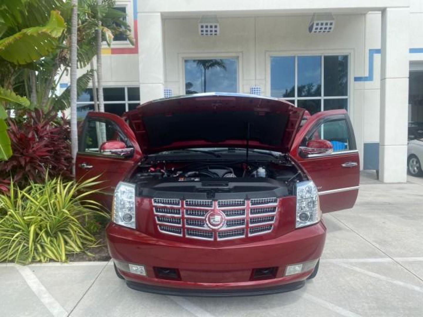 2011 Infrared Tintcoat /Cashmere/Cocoa Cadillac Escalade ESV Luxury LOW MILES 33,518 1 OWNER (1GYS3HEF2BR) with an 6.2L Vortec 1000 VVT V8 SFI Active Fuel Management Engine engine, Automatic transmission, located at 4701 North Dixie Hwy, Pompano Beach, FL, 33064, (954) 422-2889, 26.240938, -80.123474 - OUR WEBPAGE FLORIDACARS1.COM HAS OVER 100 PHOTOS AND FREE CARFAX LINK 2011 CADILLAC ESCALADE ESV LUXURY VIN: 1GYS3HEF2BR243684 1 G Y S 3 H E F 2 B R 2 4 3 6 8 4 4 DOOR WAGON/SPORT UTILITY 6.2L V8 F OHV 16V FLEX FUEL REAR WHEEL DRIVE Top Features 20 Inch Plus Wheels A/C Seat(s) Alloy Wheels BOSE Soun - Photo#16
