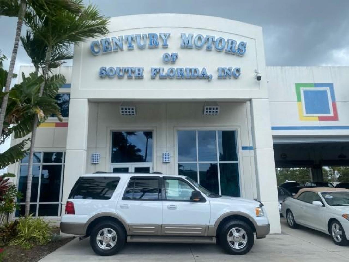 2003 Oxford White /Medium Parchment Ford Expedition Eddie Bauer 1 OWNER (1FMFU17L83L) with an 5.4L SOHC SEFI V8 Triton Engine engine, Automatic transmission, located at 4701 North Dixie Hwy, Pompano Beach, FL, 33064, (954) 422-2889, 26.240938, -80.123474 - OUR WEBPAGE FLORIDACARS1.COM HAS OVER 100 PHOTOS AND FREE CARFAX LINK 2003 FORD EXPEDITION EDDIE BAUER VIN: 1FMFU17L83LB96384 1 F M F U 1 7 L 8 3 L B 9 6 3 8 4 4 DOOR WAGON/SPORT UTILITY 5.4L V8 F SOHC 16V GASOLINE REAR WHEEL DRIVE Top Features Alloy Wheels Audiophile Sound System Front Seat Heaters - Photo#0