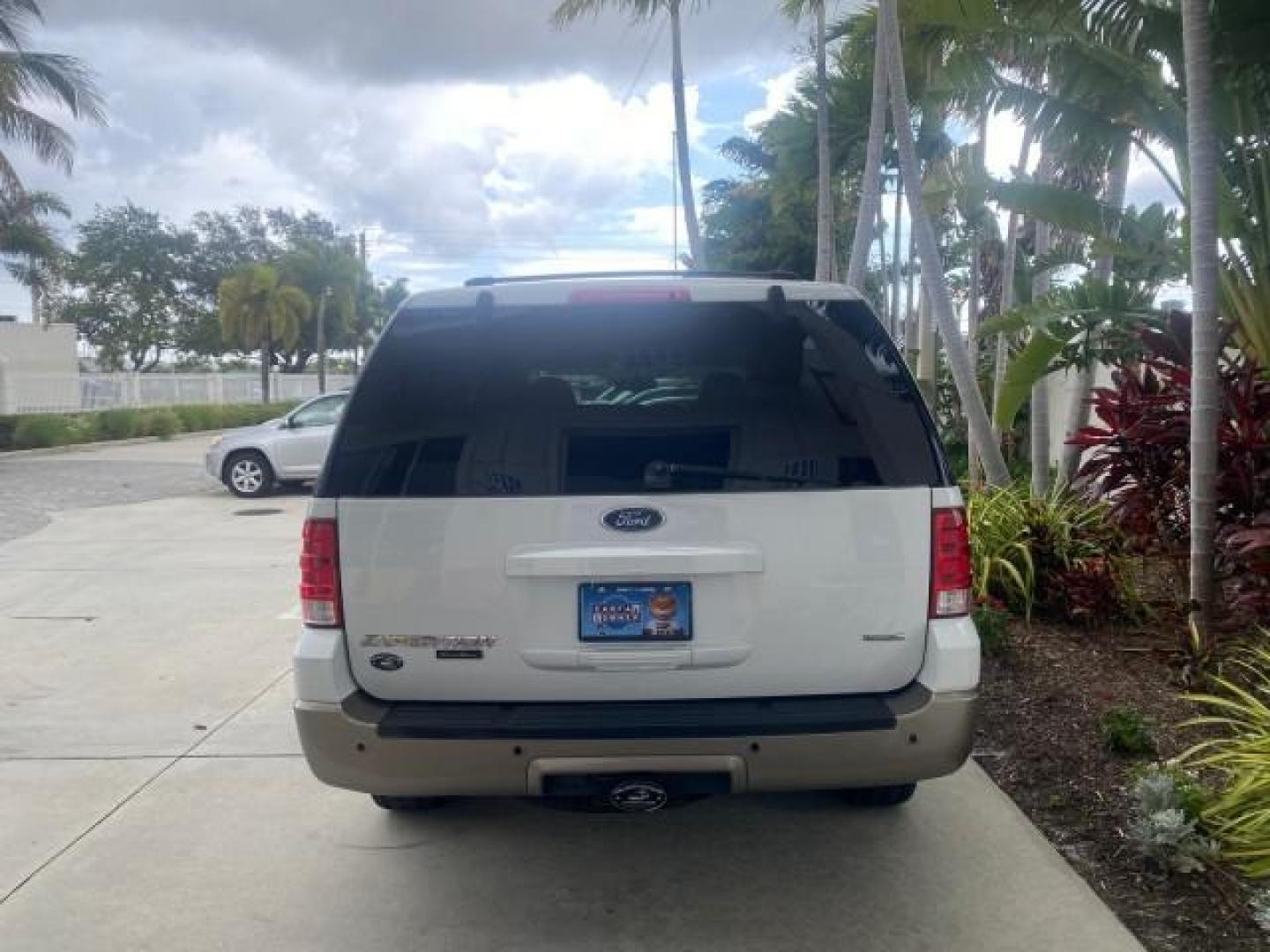 2003 Oxford White /Medium Parchment Ford Expedition Eddie Bauer 1 OWNER (1FMFU17L83L) with an 5.4L SOHC SEFI V8 Triton Engine engine, Automatic transmission, located at 4701 North Dixie Hwy, Pompano Beach, FL, 33064, (954) 422-2889, 26.240938, -80.123474 - OUR WEBPAGE FLORIDACARS1.COM HAS OVER 100 PHOTOS AND FREE CARFAX LINK 2003 FORD EXPEDITION EDDIE BAUER VIN: 1FMFU17L83LB96384 1 F M F U 1 7 L 8 3 L B 9 6 3 8 4 4 DOOR WAGON/SPORT UTILITY 5.4L V8 F SOHC 16V GASOLINE REAR WHEEL DRIVE Top Features Alloy Wheels Audiophile Sound System Front Seat Heaters - Photo#6