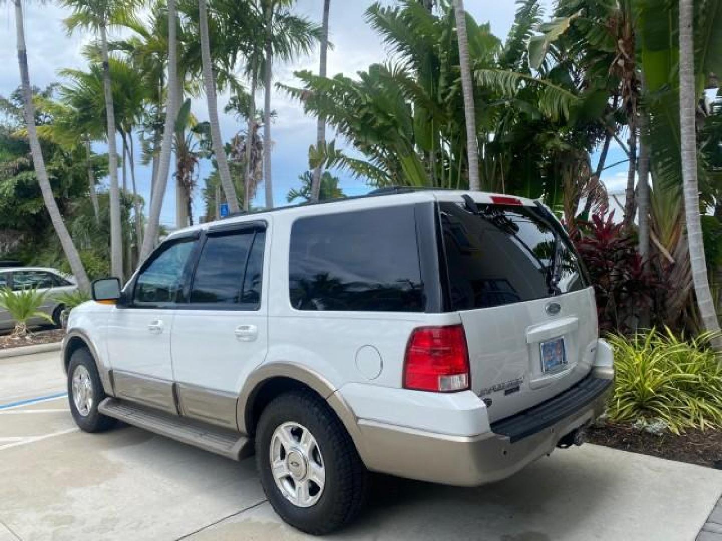 2003 Oxford White /Medium Parchment Ford Expedition Eddie Bauer 1 OWNER (1FMFU17L83L) with an 5.4L SOHC SEFI V8 Triton Engine engine, Automatic transmission, located at 4701 North Dixie Hwy, Pompano Beach, FL, 33064, (954) 422-2889, 26.240938, -80.123474 - OUR WEBPAGE FLORIDACARS1.COM HAS OVER 100 PHOTOS AND FREE CARFAX LINK 2003 FORD EXPEDITION EDDIE BAUER VIN: 1FMFU17L83LB96384 1 F M F U 1 7 L 8 3 L B 9 6 3 8 4 4 DOOR WAGON/SPORT UTILITY 5.4L V8 F SOHC 16V GASOLINE REAR WHEEL DRIVE Top Features Alloy Wheels Audiophile Sound System Front Seat Heaters - Photo#84