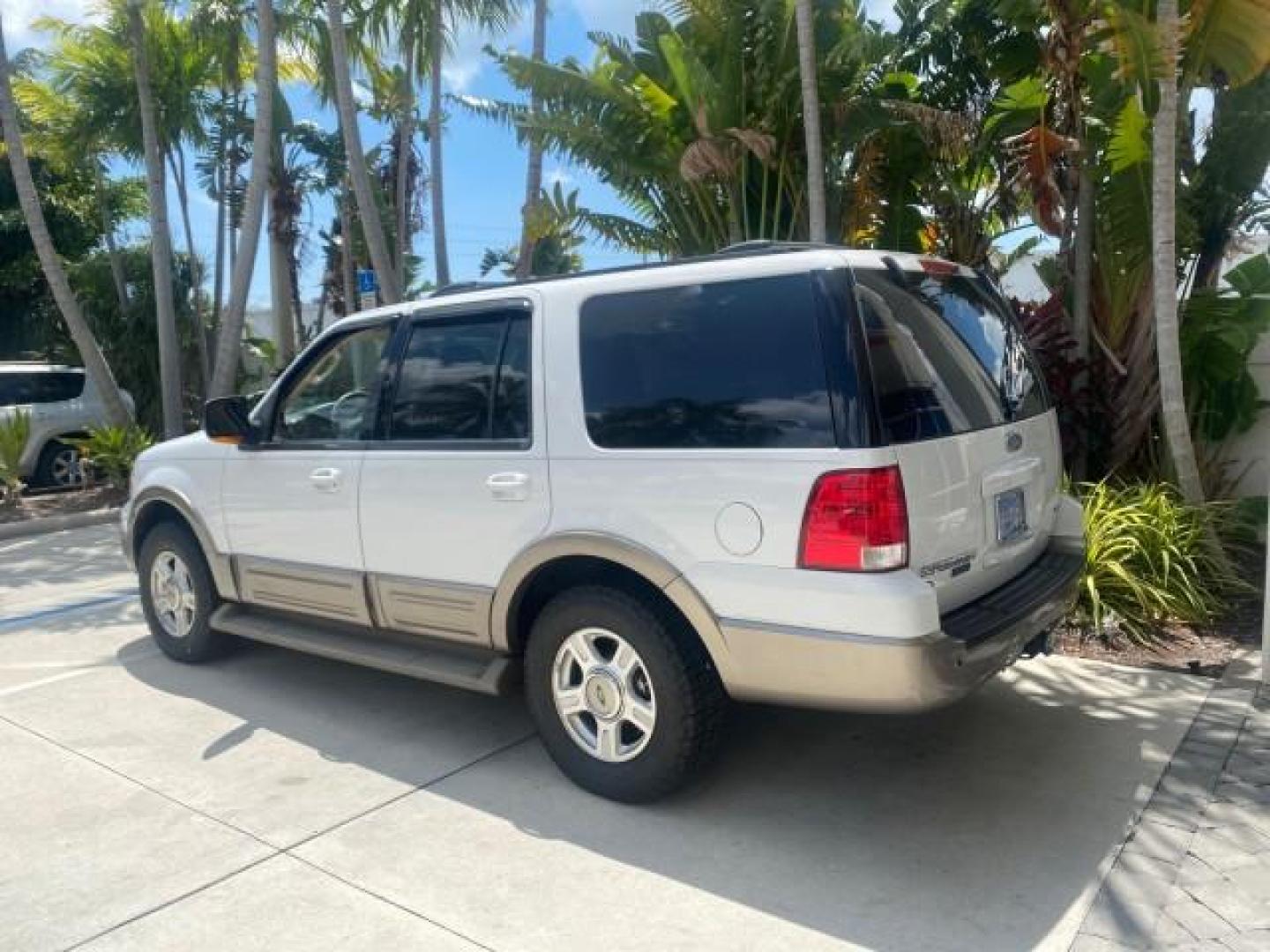 2003 Oxford White /Medium Parchment Ford Expedition Eddie Bauer 1 OWNER (1FMFU17L83L) with an 5.4L SOHC SEFI V8 Triton Engine engine, Automatic transmission, located at 4701 North Dixie Hwy, Pompano Beach, FL, 33064, (954) 422-2889, 26.240938, -80.123474 - OUR WEBPAGE FLORIDACARS1.COM HAS OVER 100 PHOTOS AND FREE CARFAX LINK 2003 FORD EXPEDITION EDDIE BAUER VIN: 1FMFU17L83LB96384 1 F M F U 1 7 L 8 3 L B 9 6 3 8 4 4 DOOR WAGON/SPORT UTILITY 5.4L V8 F SOHC 16V GASOLINE REAR WHEEL DRIVE Top Features Alloy Wheels Audiophile Sound System Front Seat Heaters - Photo#5