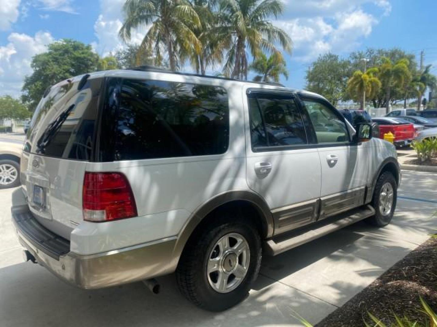 2003 Oxford White /Medium Parchment Ford Expedition Eddie Bauer 1 OWNER (1FMFU17L83L) with an 5.4L SOHC SEFI V8 Triton Engine engine, Automatic transmission, located at 4701 North Dixie Hwy, Pompano Beach, FL, 33064, (954) 422-2889, 26.240938, -80.123474 - OUR WEBPAGE FLORIDACARS1.COM HAS OVER 100 PHOTOS AND FREE CARFAX LINK 2003 FORD EXPEDITION EDDIE BAUER VIN: 1FMFU17L83LB96384 1 F M F U 1 7 L 8 3 L B 9 6 3 8 4 4 DOOR WAGON/SPORT UTILITY 5.4L V8 F SOHC 16V GASOLINE REAR WHEEL DRIVE Top Features Alloy Wheels Audiophile Sound System Front Seat Heaters - Photo#7