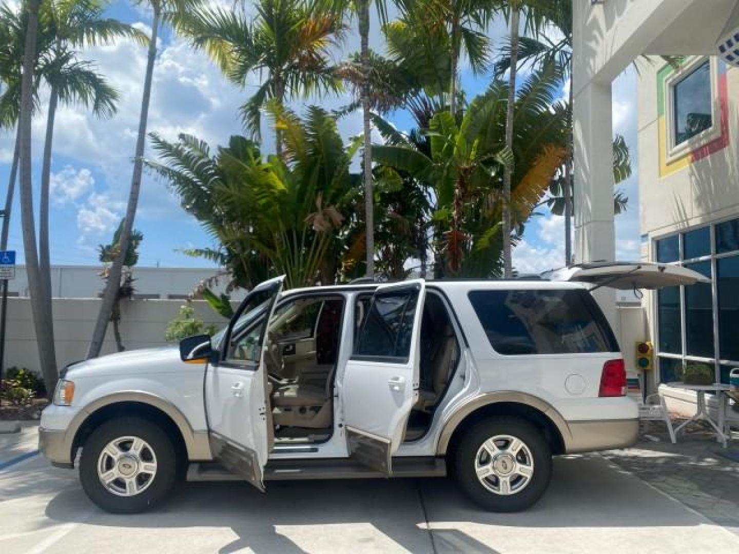 2003 Oxford White /Medium Parchment Ford Expedition Eddie Bauer 1 OWNER (1FMFU17L83L) with an 5.4L SOHC SEFI V8 Triton Engine engine, Automatic transmission, located at 4701 North Dixie Hwy, Pompano Beach, FL, 33064, (954) 422-2889, 26.240938, -80.123474 - OUR WEBPAGE FLORIDACARS1.COM HAS OVER 100 PHOTOS AND FREE CARFAX LINK 2003 FORD EXPEDITION EDDIE BAUER VIN: 1FMFU17L83LB96384 1 F M F U 1 7 L 8 3 L B 9 6 3 8 4 4 DOOR WAGON/SPORT UTILITY 5.4L V8 F SOHC 16V GASOLINE REAR WHEEL DRIVE Top Features Alloy Wheels Audiophile Sound System Front Seat Heaters - Photo#8