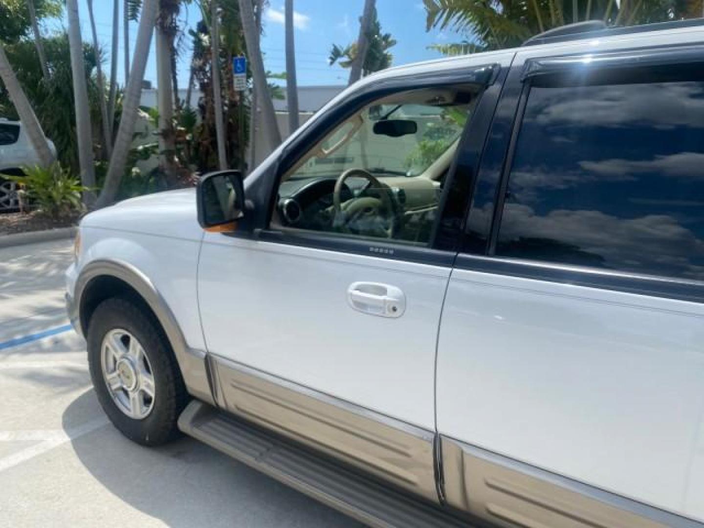 2003 Oxford White /Medium Parchment Ford Expedition Eddie Bauer 1 OWNER (1FMFU17L83L) with an 5.4L SOHC SEFI V8 Triton Engine engine, Automatic transmission, located at 4701 North Dixie Hwy, Pompano Beach, FL, 33064, (954) 422-2889, 26.240938, -80.123474 - OUR WEBPAGE FLORIDACARS1.COM HAS OVER 100 PHOTOS AND FREE CARFAX LINK 2003 FORD EXPEDITION EDDIE BAUER VIN: 1FMFU17L83LB96384 1 F M F U 1 7 L 8 3 L B 9 6 3 8 4 4 DOOR WAGON/SPORT UTILITY 5.4L V8 F SOHC 16V GASOLINE REAR WHEEL DRIVE Top Features Alloy Wheels Audiophile Sound System Front Seat Heaters - Photo#27