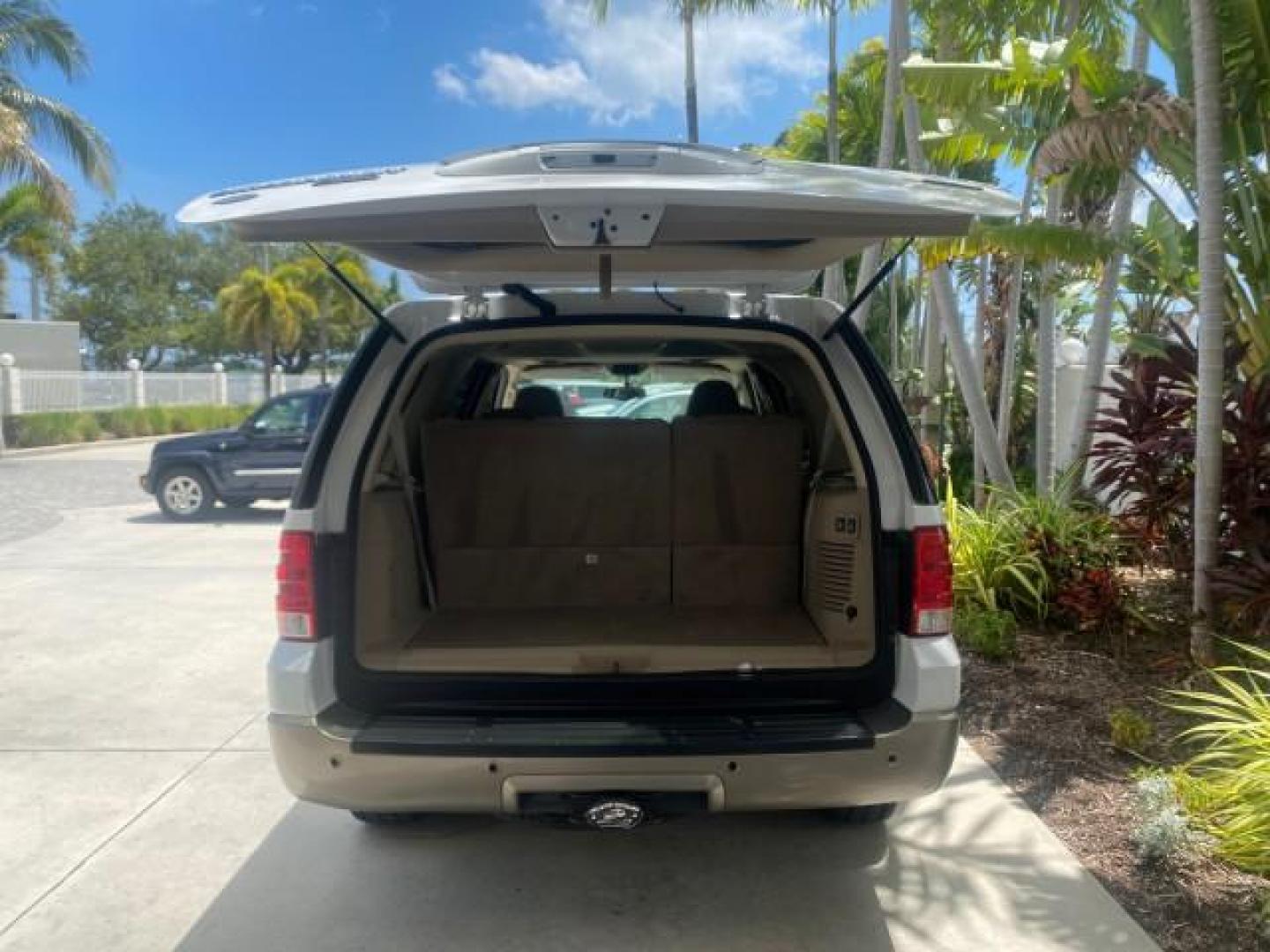 2003 Oxford White /Medium Parchment Ford Expedition Eddie Bauer 1 OWNER (1FMFU17L83L) with an 5.4L SOHC SEFI V8 Triton Engine engine, Automatic transmission, located at 4701 North Dixie Hwy, Pompano Beach, FL, 33064, (954) 422-2889, 26.240938, -80.123474 - OUR WEBPAGE FLORIDACARS1.COM HAS OVER 100 PHOTOS AND FREE CARFAX LINK 2003 FORD EXPEDITION EDDIE BAUER VIN: 1FMFU17L83LB96384 1 F M F U 1 7 L 8 3 L B 9 6 3 8 4 4 DOOR WAGON/SPORT UTILITY 5.4L V8 F SOHC 16V GASOLINE REAR WHEEL DRIVE Top Features Alloy Wheels Audiophile Sound System Front Seat Heaters - Photo#98