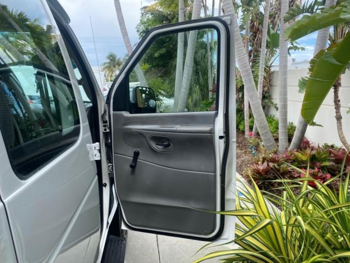 2005 Yellow Metallic /Medium Flint Ford Econoline Wagon 15 PASSENGER XL LOW MILES 49,408 (1FBSS31L05H) with an 5.4L EFI V8 Engine engine, Automatic transmission, located at 4701 North Dixie Hwy, Pompano Beach, FL, 33064, (954) 422-2889, 26.240938, -80.123474 - OUR WEBPAGE FLORIDACARS1.COM HAS OVER 100 PHOTOS AND FREE CARFAX LINK 2005 FORD E-SERIES E-350 SD XLT WE LOCATTED 2 REAR SEATS TO MAKE IT A 15 PASSEGER VIN: 1FBSS31L05HA95671 1 F B S S 3 1 L 0 5 H A 9 5 6 7 1 VAN 5.4L V8 F GASOLINE REAR WHEEL DRIVE Top Features Rear Air Conditioning Third Row Seat V - Photo#11