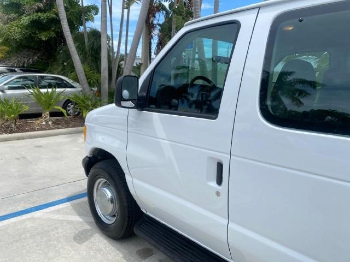 2005 Yellow Metallic /Medium Flint Ford Econoline Wagon 15 PASSENGER XL LOW MILES 49,408 (1FBSS31L05H) with an 5.4L EFI V8 Engine engine, Automatic transmission, located at 4701 North Dixie Hwy, Pompano Beach, FL, 33064, (954) 422-2889, 26.240938, -80.123474 - OUR WEBPAGE FLORIDACARS1.COM HAS OVER 100 PHOTOS AND FREE CARFAX LINK 2005 FORD E-SERIES E-350 SD XLT WE LOCATTED 2 REAR SEATS TO MAKE IT A 15 PASSEGER VIN: 1FBSS31L05HA95671 1 F B S S 3 1 L 0 5 H A 9 5 6 7 1 VAN 5.4L V8 F GASOLINE REAR WHEEL DRIVE Top Features Rear Air Conditioning Third Row Seat V - Photo#27