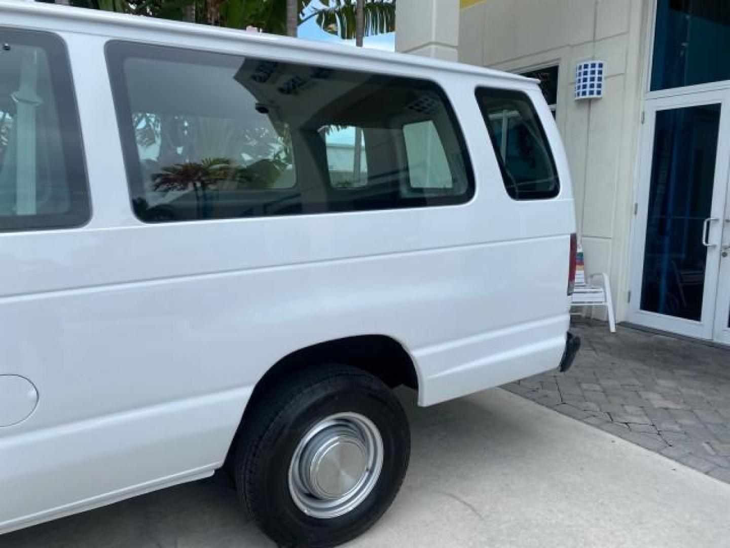 2005 Yellow Metallic /Medium Flint Ford Econoline Wagon 15 PASSENGER XL LOW MILES 49,408 (1FBSS31L05H) with an 5.4L EFI V8 Engine engine, Automatic transmission, located at 4701 North Dixie Hwy, Pompano Beach, FL, 33064, (954) 422-2889, 26.240938, -80.123474 - OUR WEBPAGE FLORIDACARS1.COM HAS OVER 100 PHOTOS AND FREE CARFAX LINK 2005 FORD E-SERIES E-350 SD XLT WE LOCATTED 2 REAR SEATS TO MAKE IT A 15 PASSEGER VIN: 1FBSS31L05HA95671 1 F B S S 3 1 L 0 5 H A 9 5 6 7 1 VAN 5.4L V8 F GASOLINE REAR WHEEL DRIVE Top Features Rear Air Conditioning Third Row Seat V - Photo#74